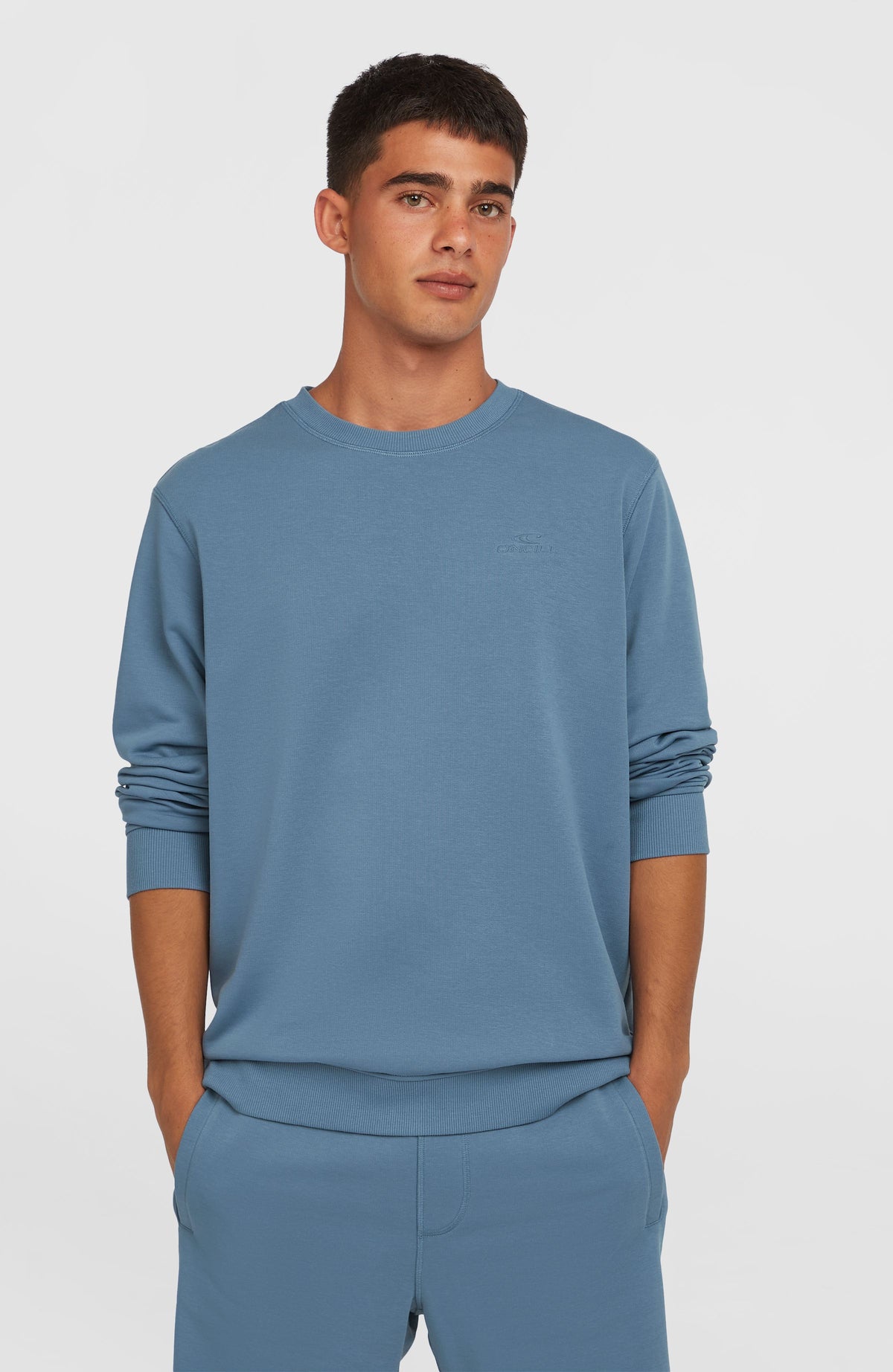 O'Neill Logo Crew Sweatshirt für Herren in Blau, Vorderansicht, getragen am Model
