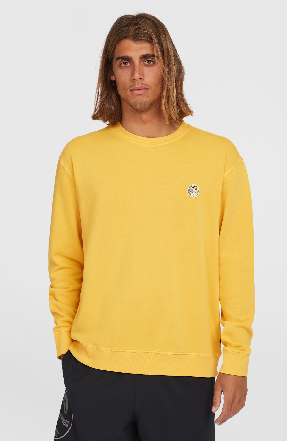O'Neill O'Riginals Crew Sweatshirt für Herren, gelb, Vorderansicht am Model mit rundem Brust-Badge