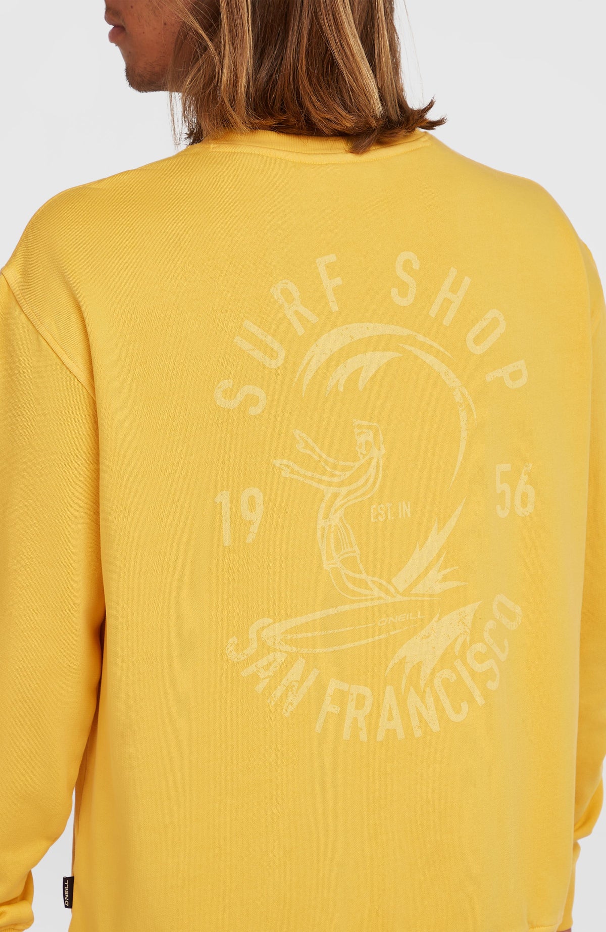O'Riginals Crew Sweatshirt für Herren, gelb, Nahaufnahme der Rückseite am Model mit Grafikprint