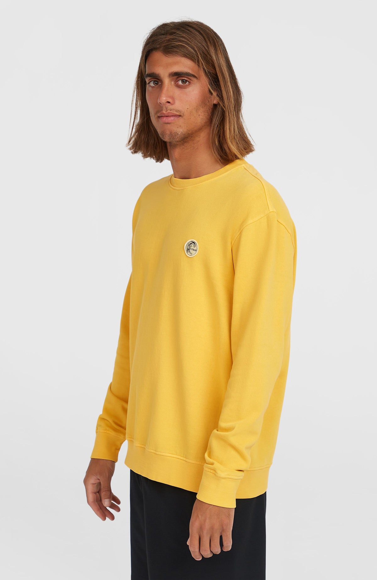 O'Riginals Crew Sweatshirt für Herren, gelb, Halbprofilansicht am Model von der Seite