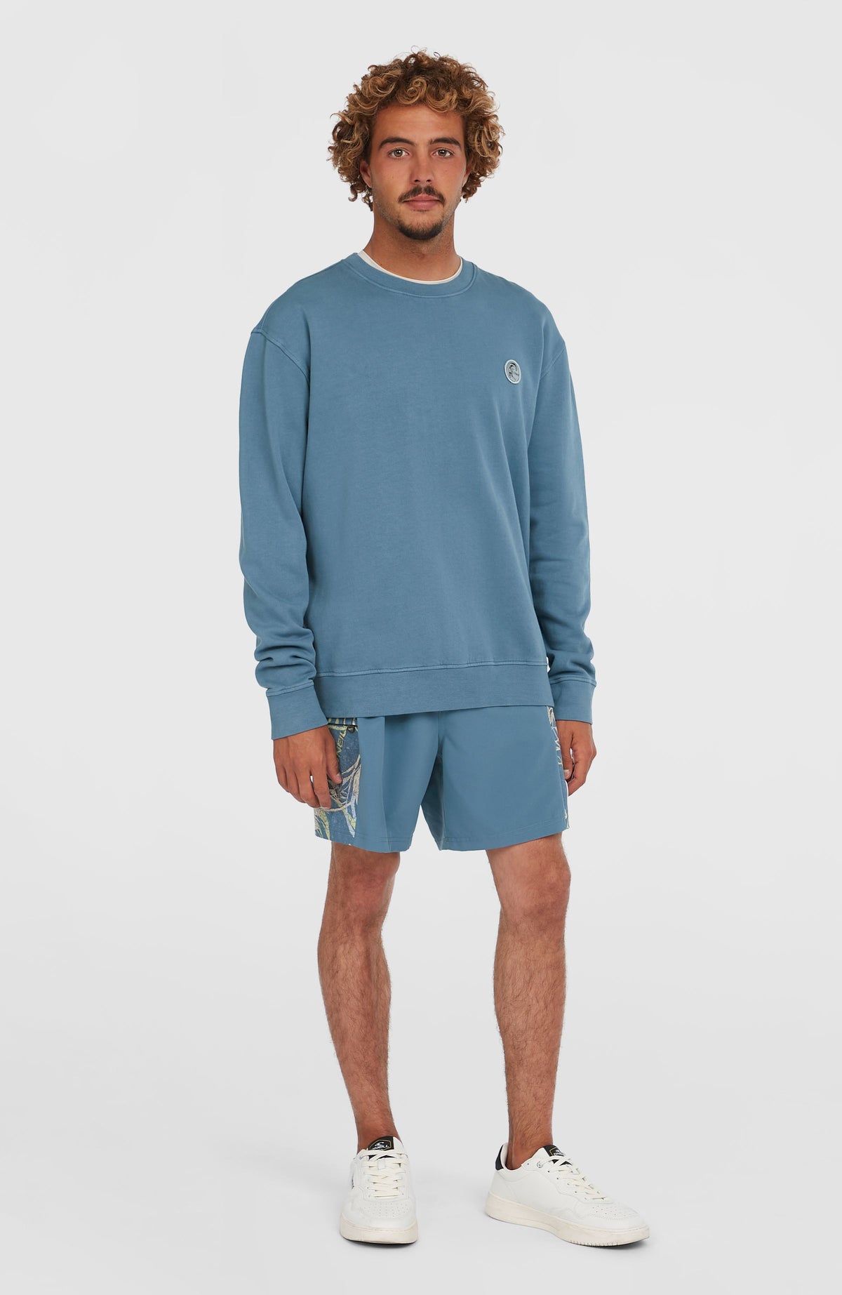 O'Riginals Crew Sweatshirt für Herren, blau, Ganzkörperansicht von vorne am Model