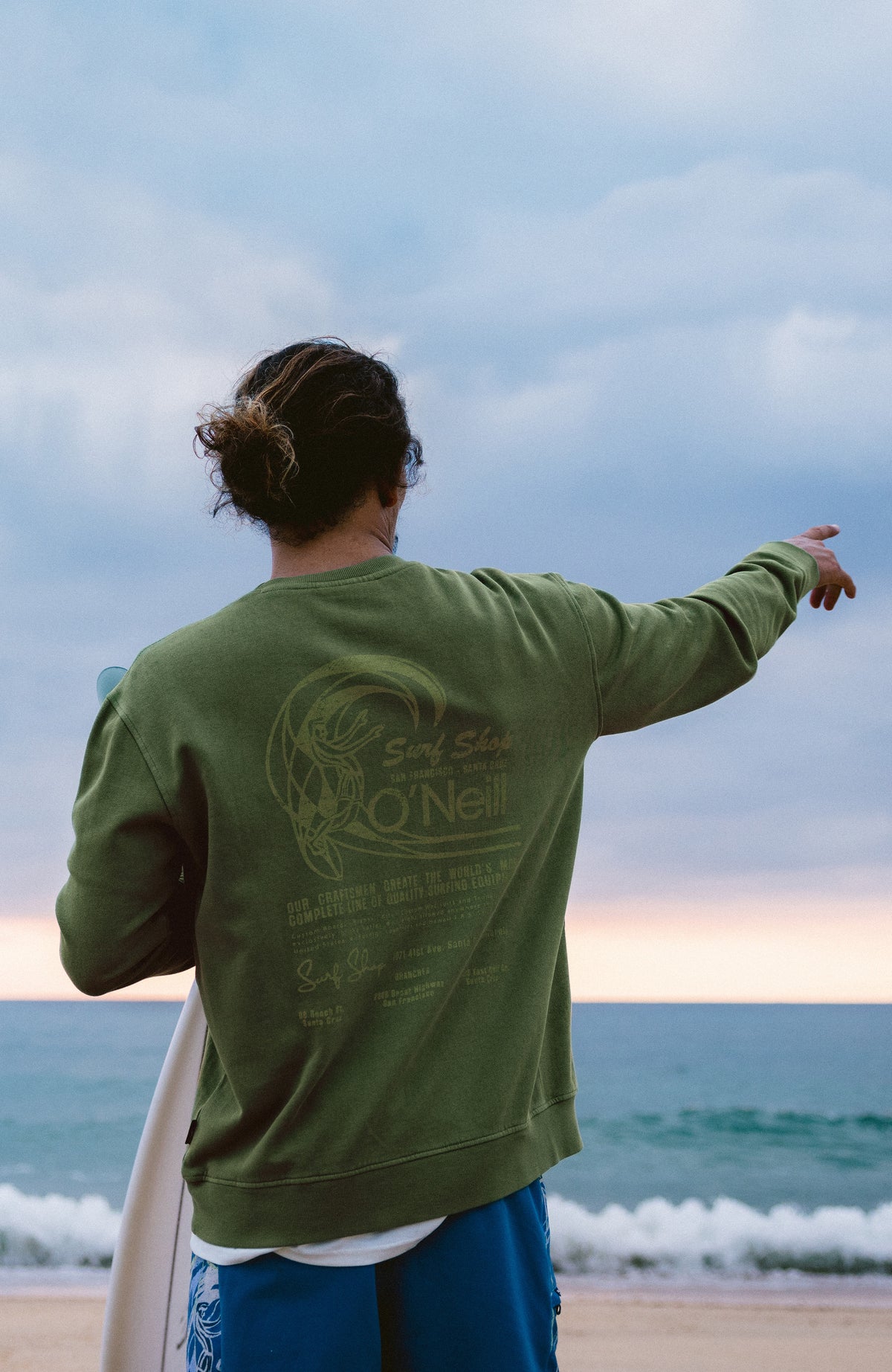 O'Riginals Crew Sweatshirt für Herren, grün, Rückansicht am Strand mit großem Surf-Shop-Grafikprint