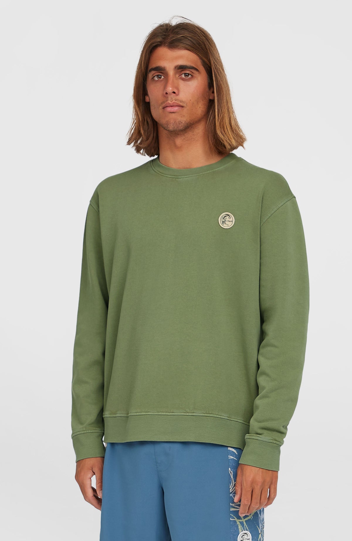 O'Neill O'Riginals Crew Sweatshirt für Herren, grün, Vorderansicht am Model mit rundem Logo-Patch und Rippstrickbund