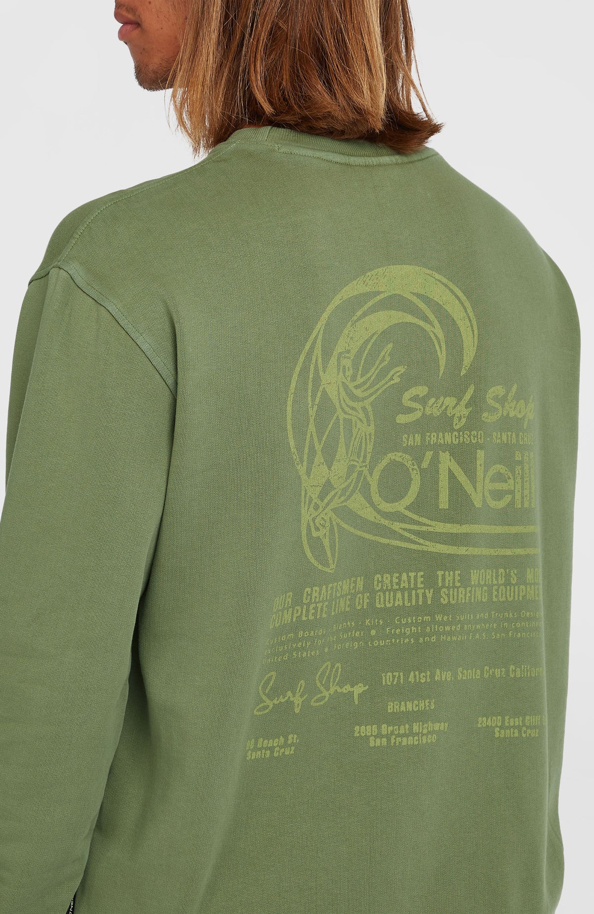 O'Riginals Crew Sweatshirt für Herren, grün, Nahaufnahme des großen Surf-Shop-Rückenprints am Model