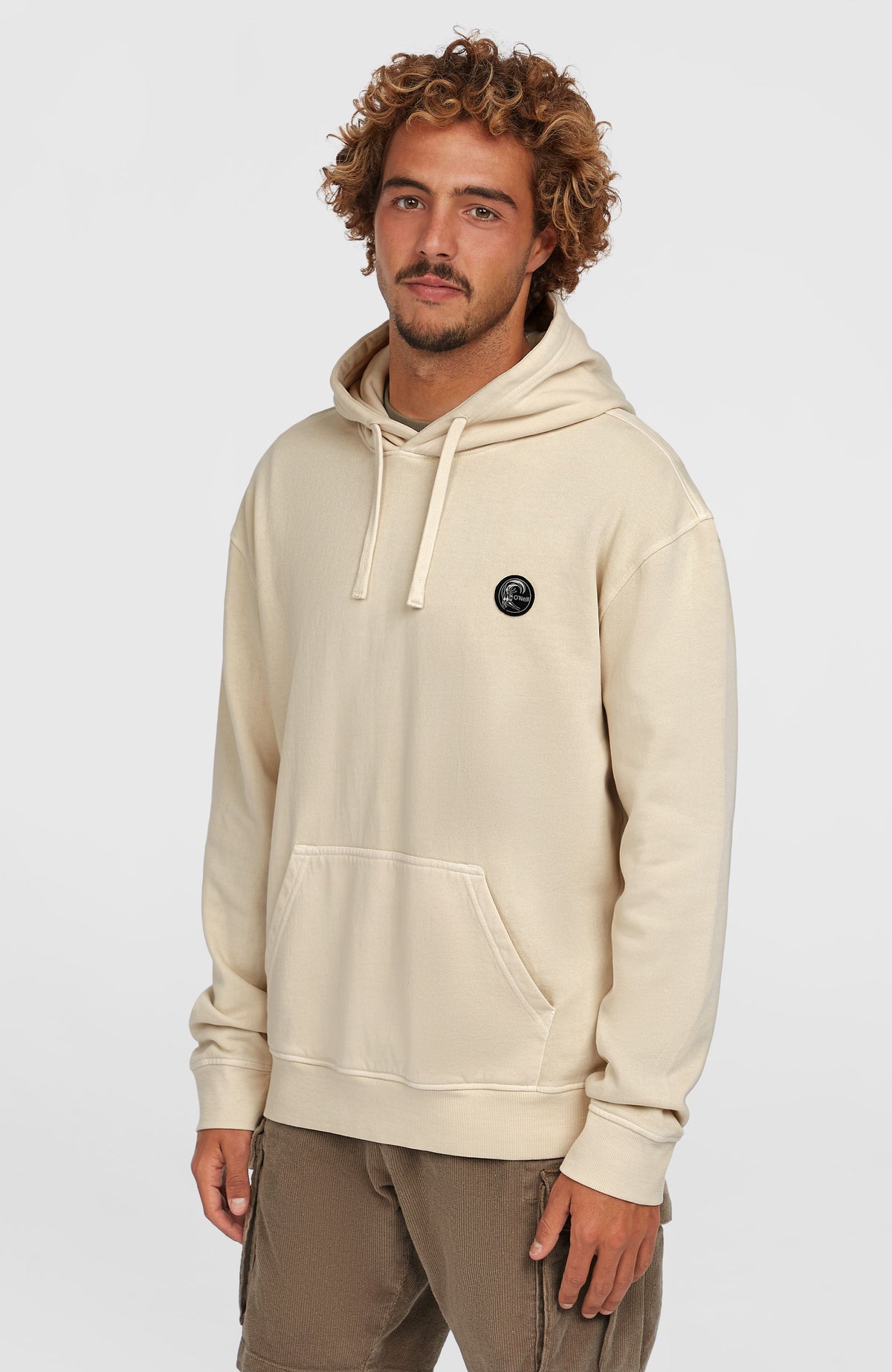 O'Neill O'Riginals Hoodie für Herren, beige, Vorderansicht getragen am Model mit Kängurutasche und Kapuze