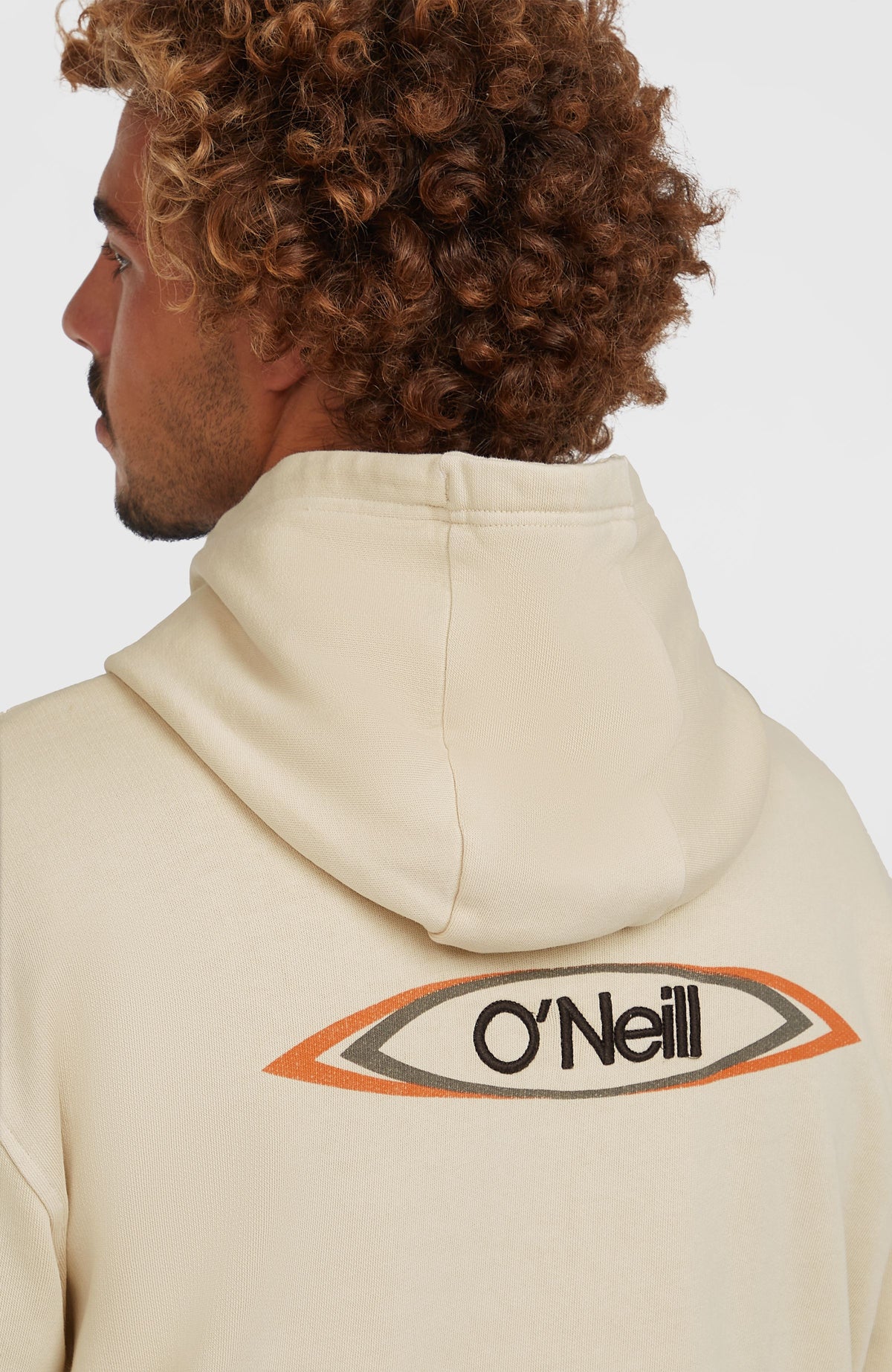 O'Riginals Hoodie für Herren, beige, Nahaufnahme der Rückseite am Model mit Logo-Grafik unter der Kapuze