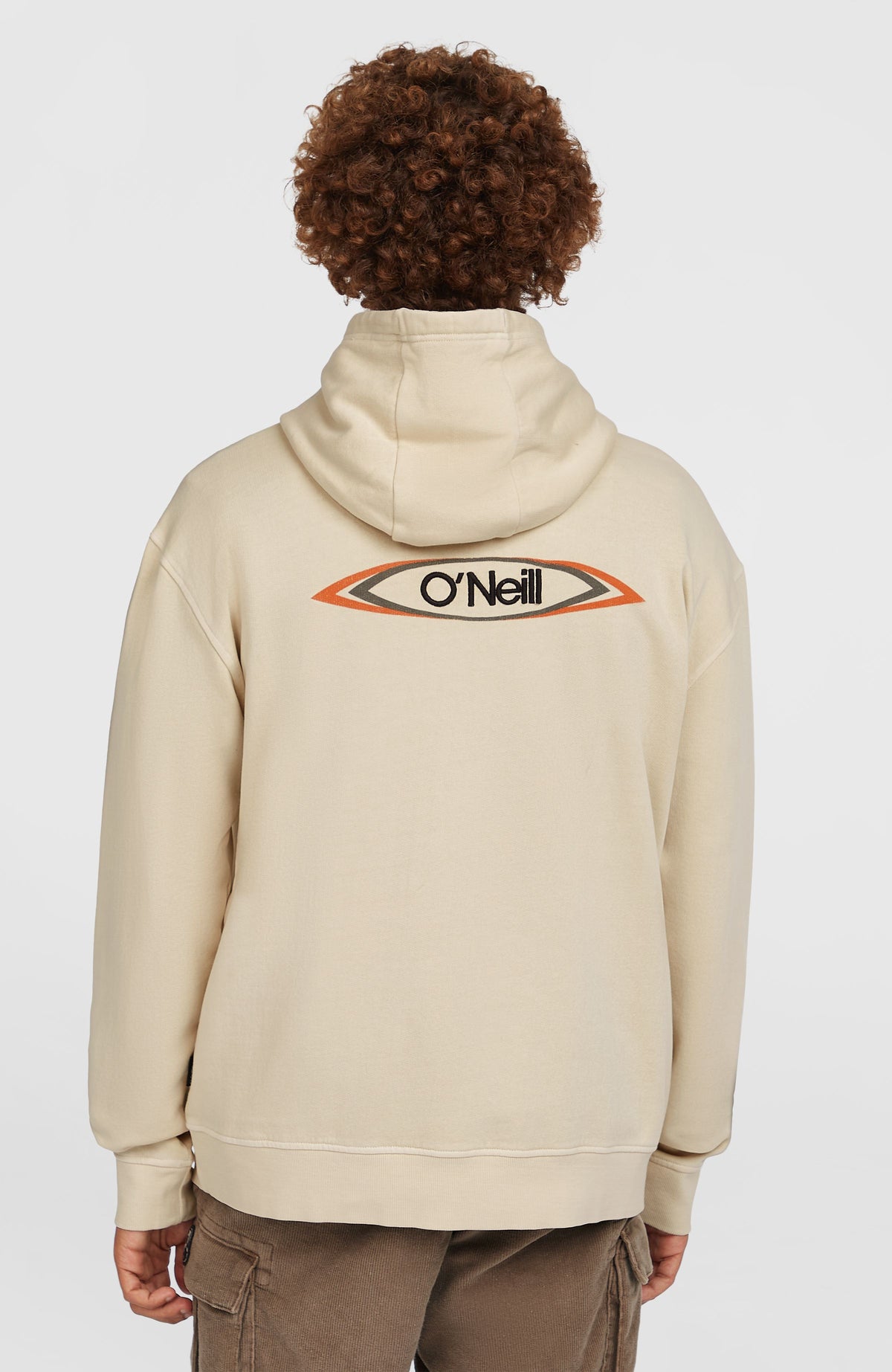O'Riginals Hoodie für Herren, beige, Rückansicht getragen am Model mit ovalem Logo-Print auf dem Rücken