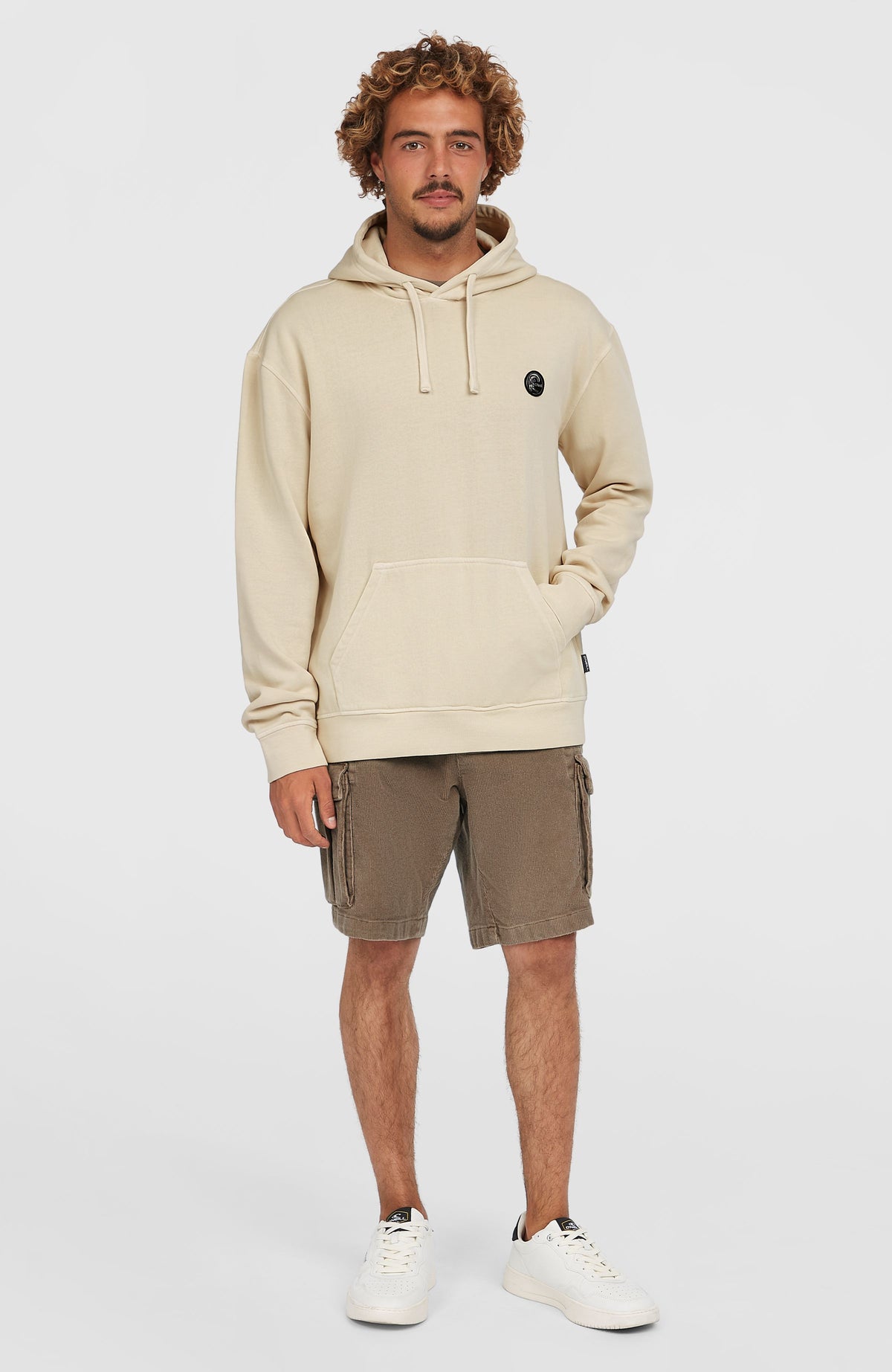 O'Riginals Hoodie für Herren, beige, frontale Ganzkörperansicht am Model mit Kängurutasche und Kapuze