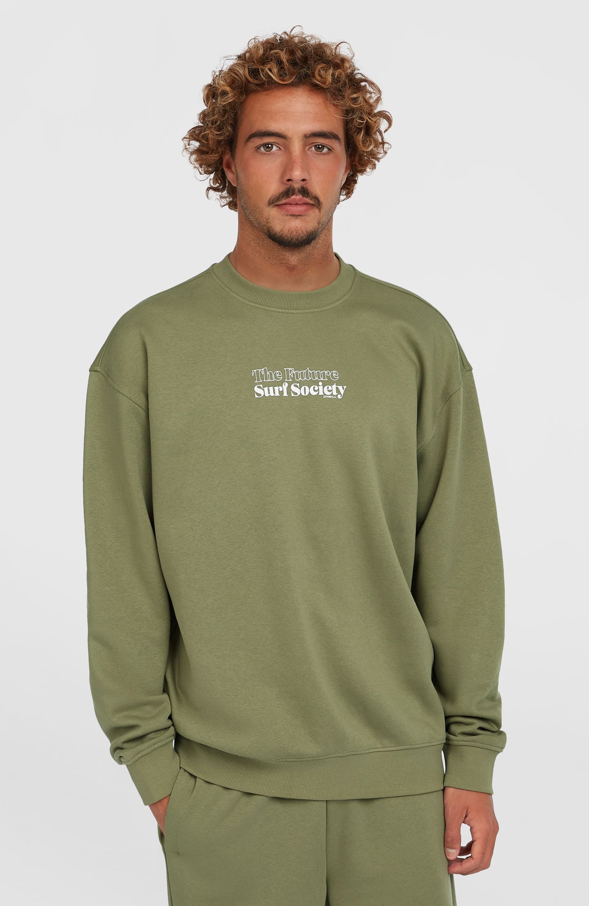 O'Neill Future Surf Society Crew Sweatshirt für Herren, grün mit Logo-Print in Weiß, Vorderansicht am Model