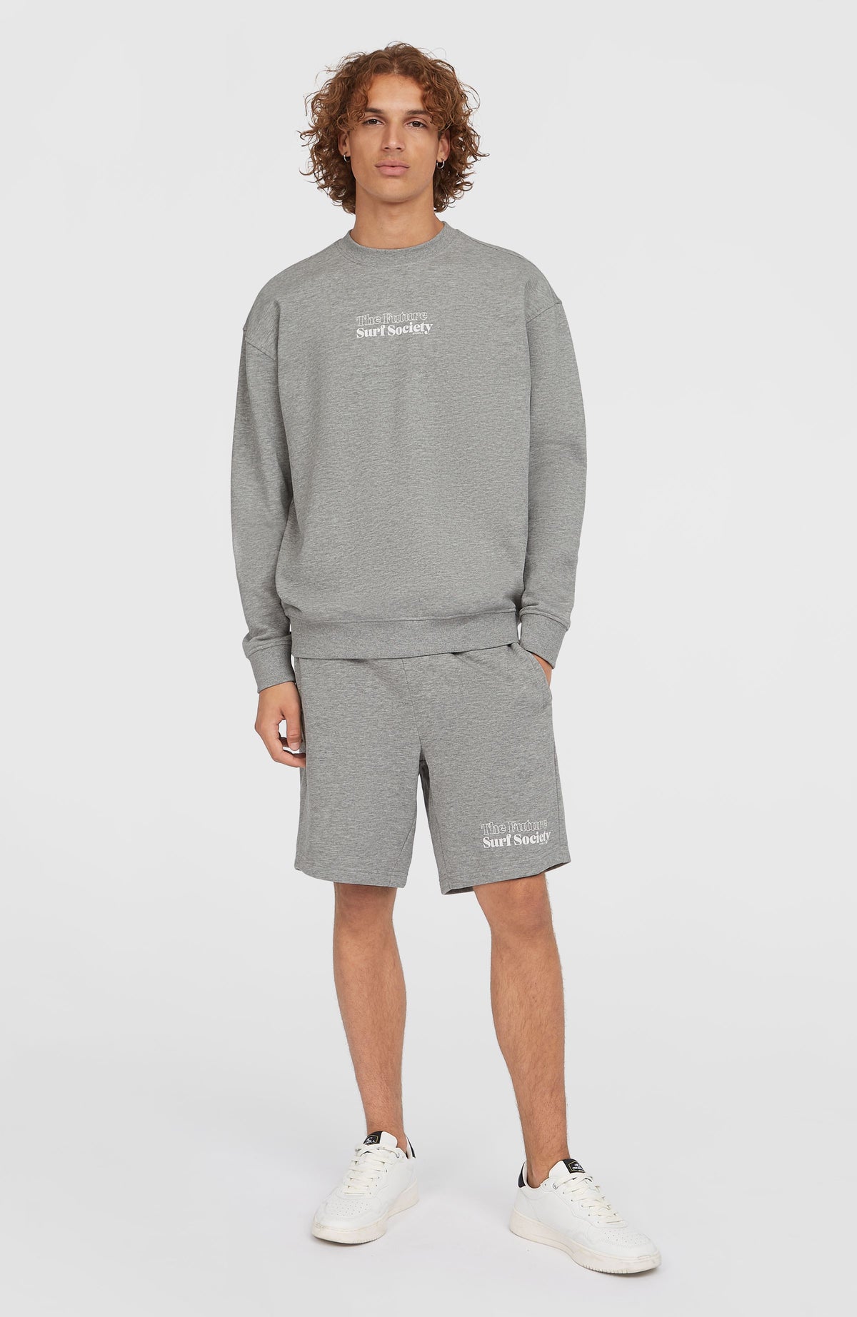 Future Surf Society Crew Sweatshirt für Herren, grau mit Logo-Print in Weiß, getragen am Model in Ganzkörperansicht