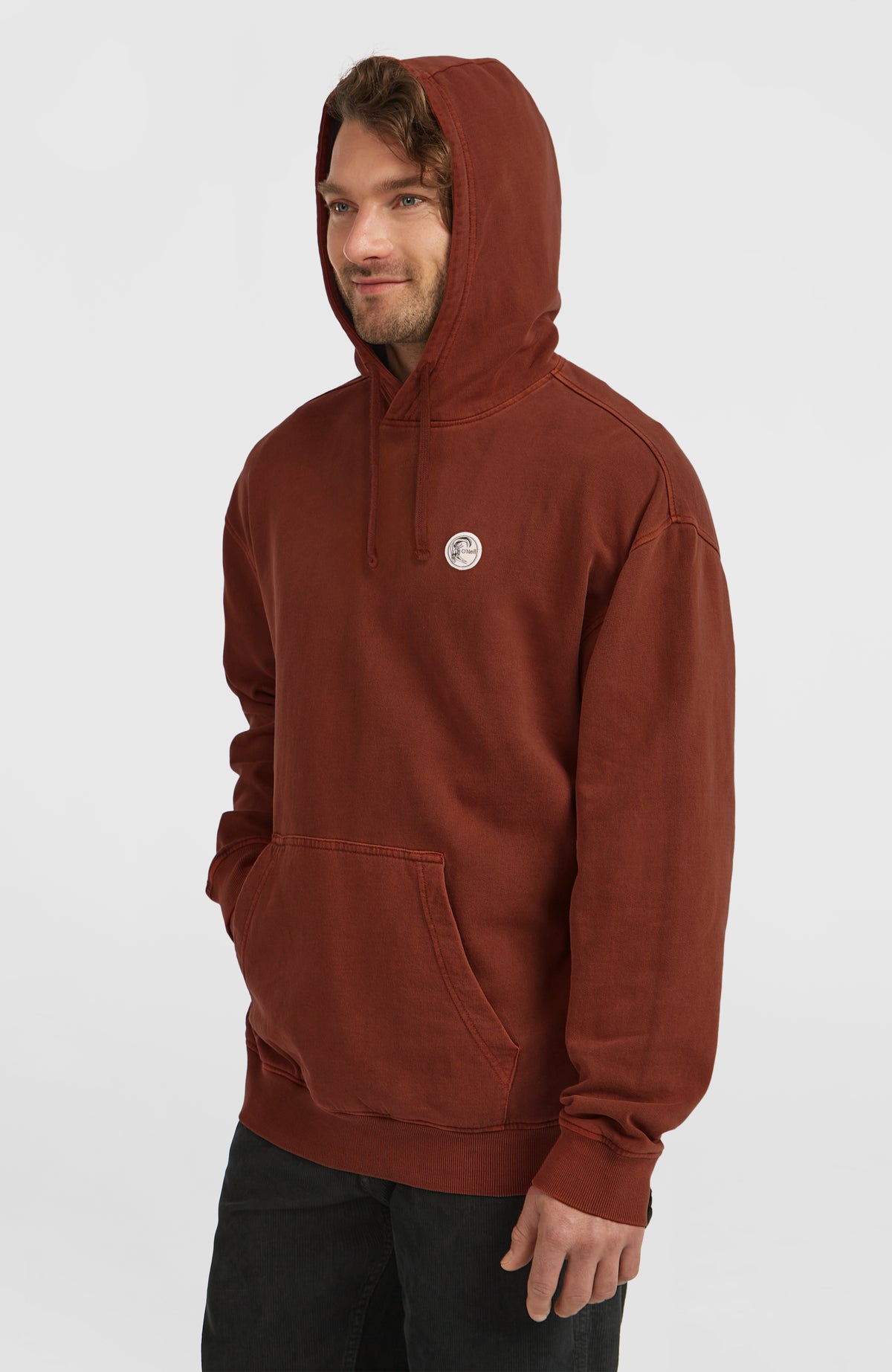 O'Riginals Hoodie für Herren, braun, Dreiviertelansicht am Model mit Kängurutasche und Kapuze