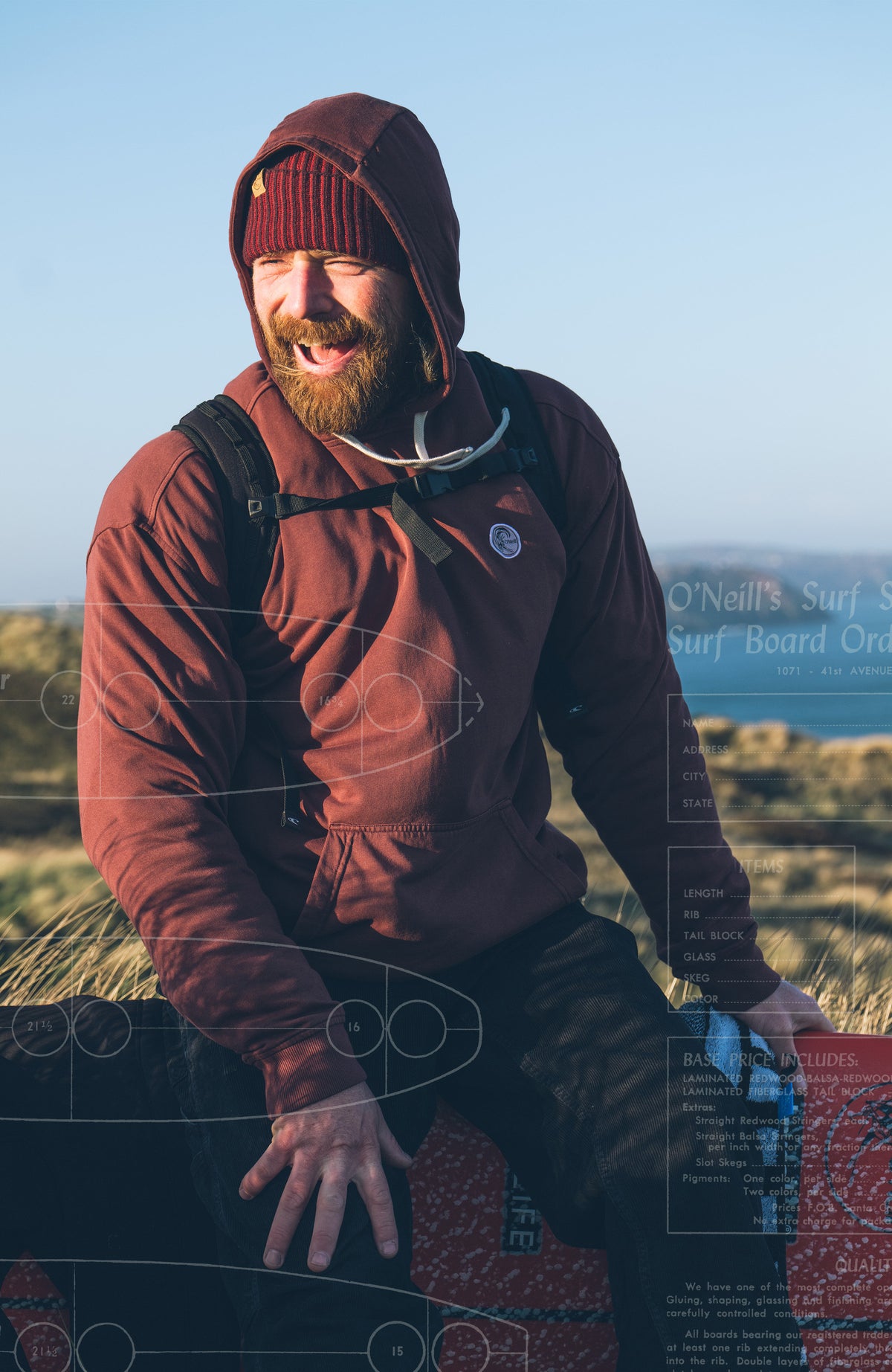 O'Riginals Hoodie für Herren, braun, am Model in den Dünen, mit aufgesetzter Kapuze