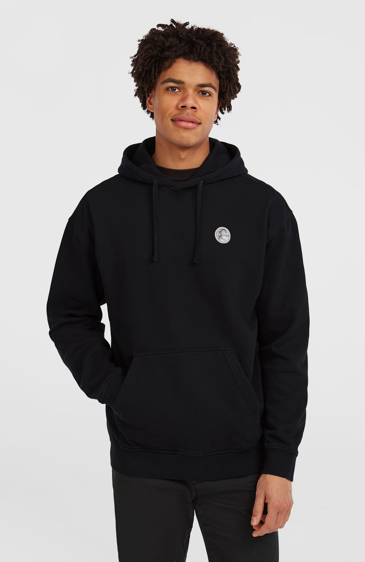 O'Neill O'Riginals Hoodie für Herren, schwarz mit Grafik-Print in Weiß, Vorderansicht getragen am Model