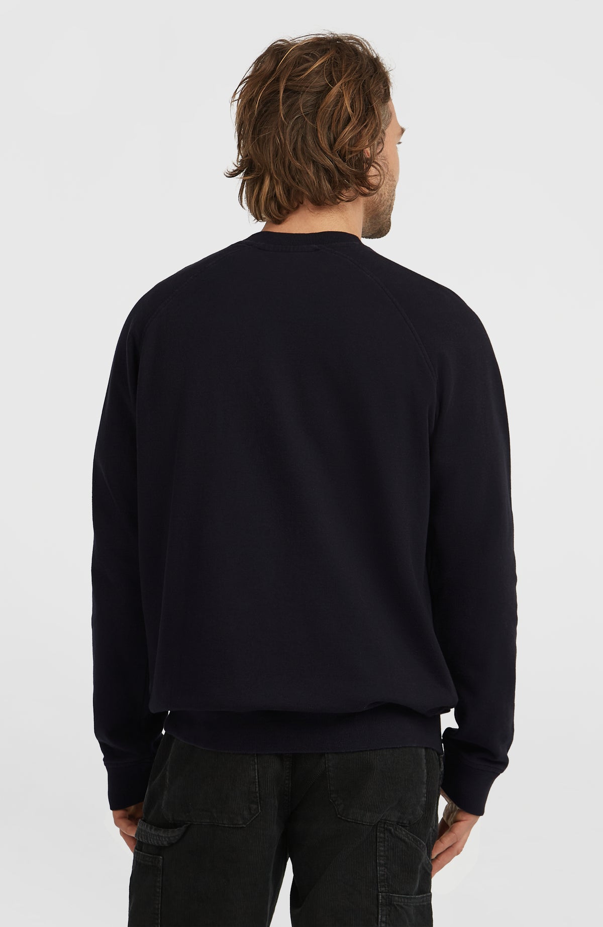 O'Riginals Crew Sweatshirt für Herren, schwarz, getragen am Model, Rückansicht mit Raglannähten