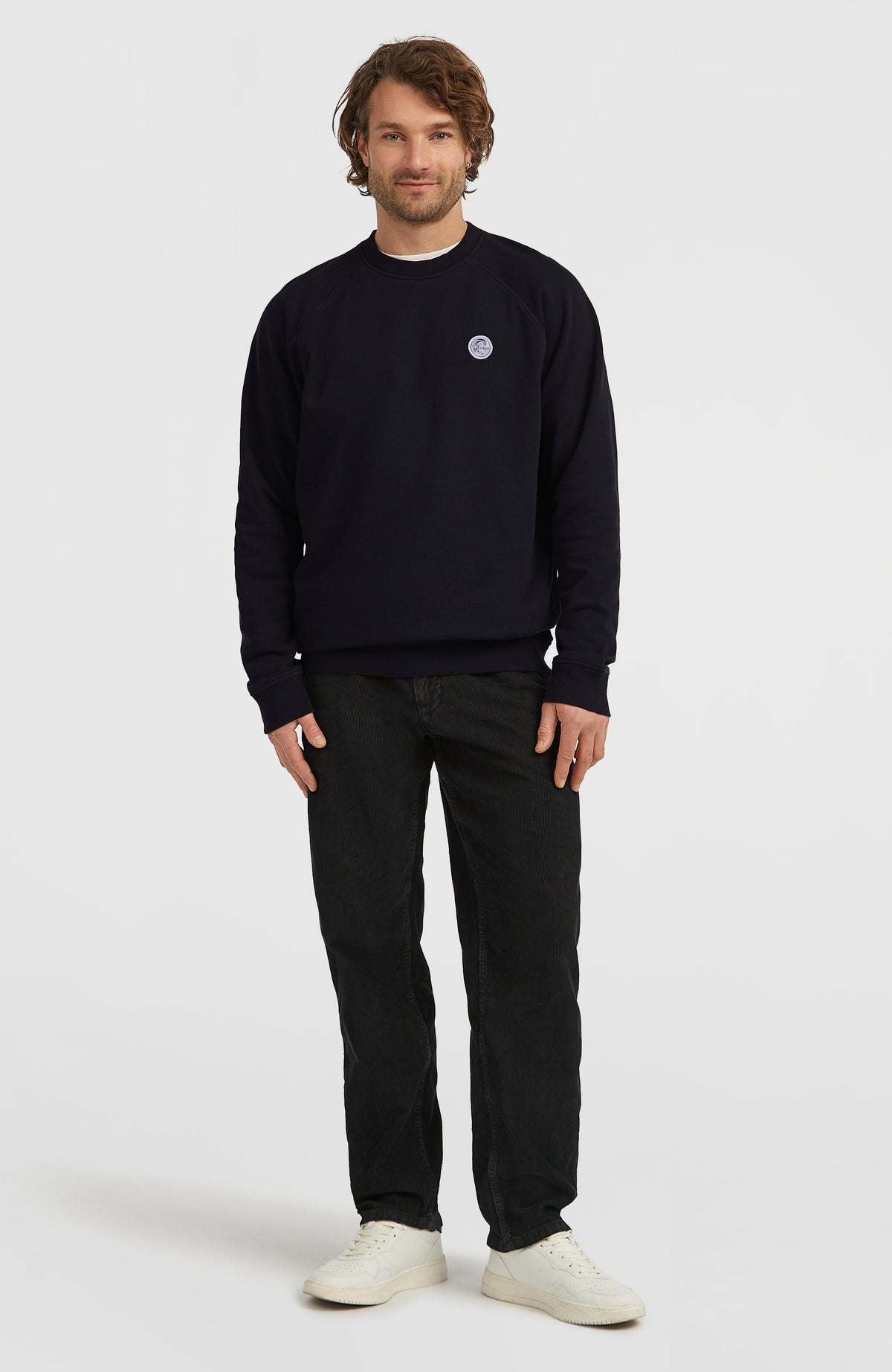 O'Riginals Crew Sweatshirt für Herren, schwarz, Ganzkörperansicht getragen am Model von vorne