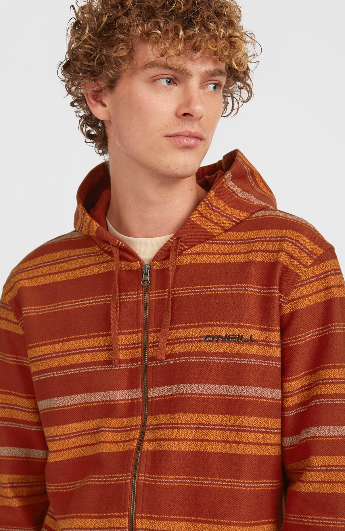 O'NEILL BAVARO FZ HOODIE für Herren, braun mit Streifenmuster in Gelb und Weiß, Nahaufnahme mit Logo-Stickerei