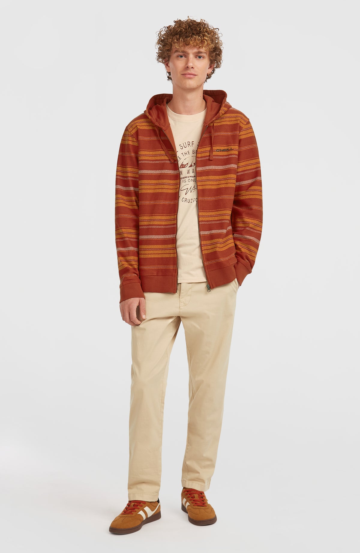 O'NEILL BAVARO FZ HOODIE für Herren, braun mit Streifenmuster in Gelb und Weiß, Ganzkörperansicht am Model
