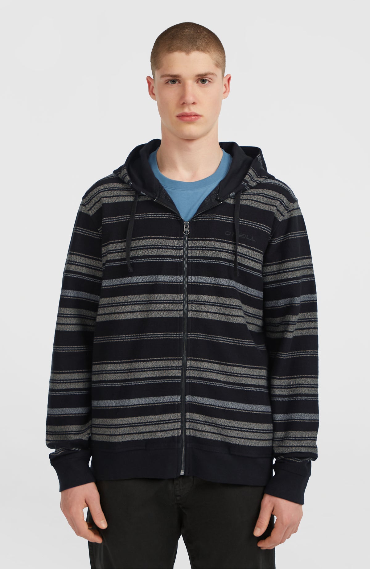 BAVARO FZ HOODIE für Herren, schwarz mit Streifenmuster in Grau, Vorderansicht getragen am Model