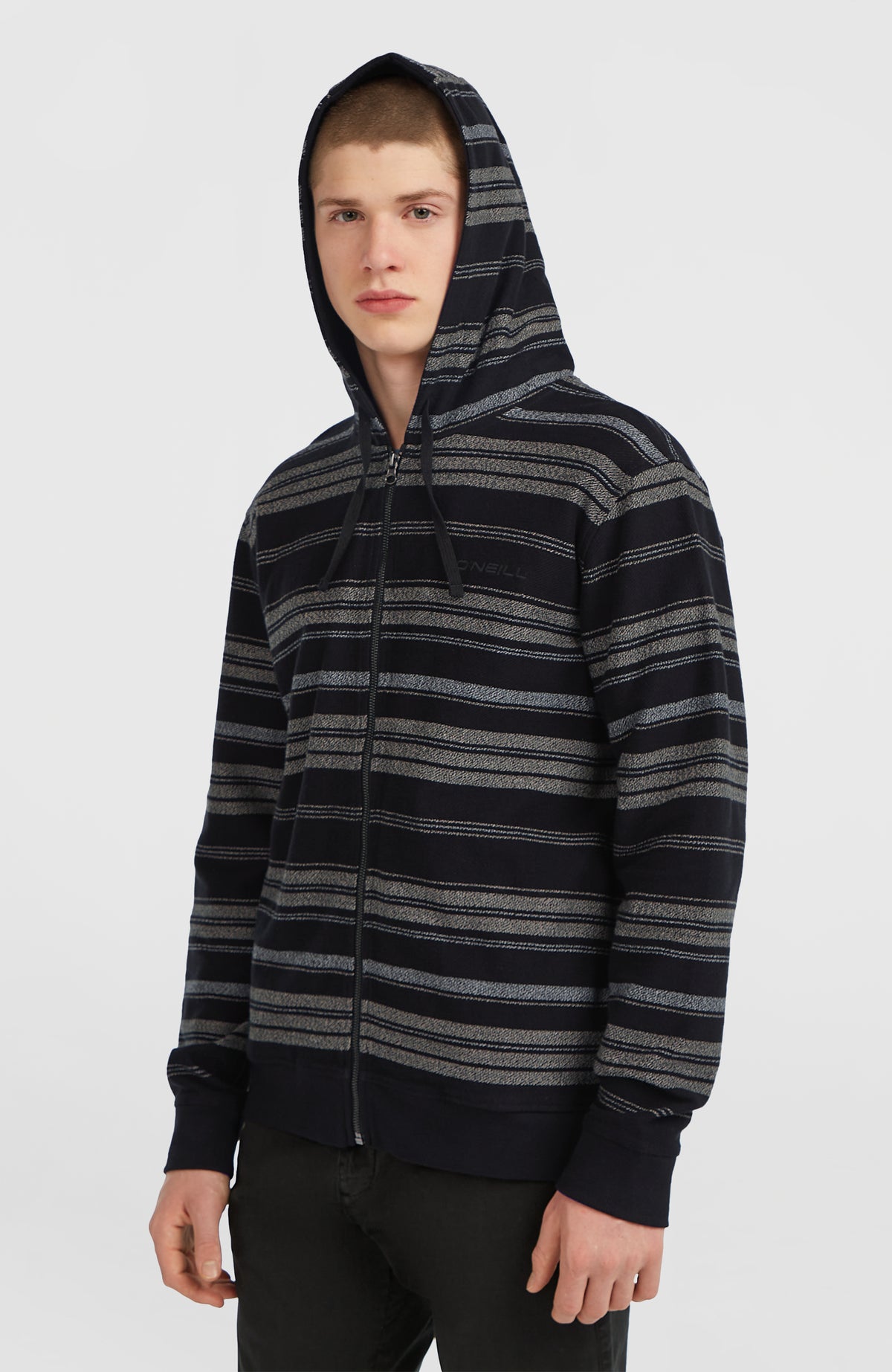 BAVARO FZ HOODIE für Herren, schwarz mit Streifenmuster in Grau, getragen am Model mit aufgesetzter Kapuze