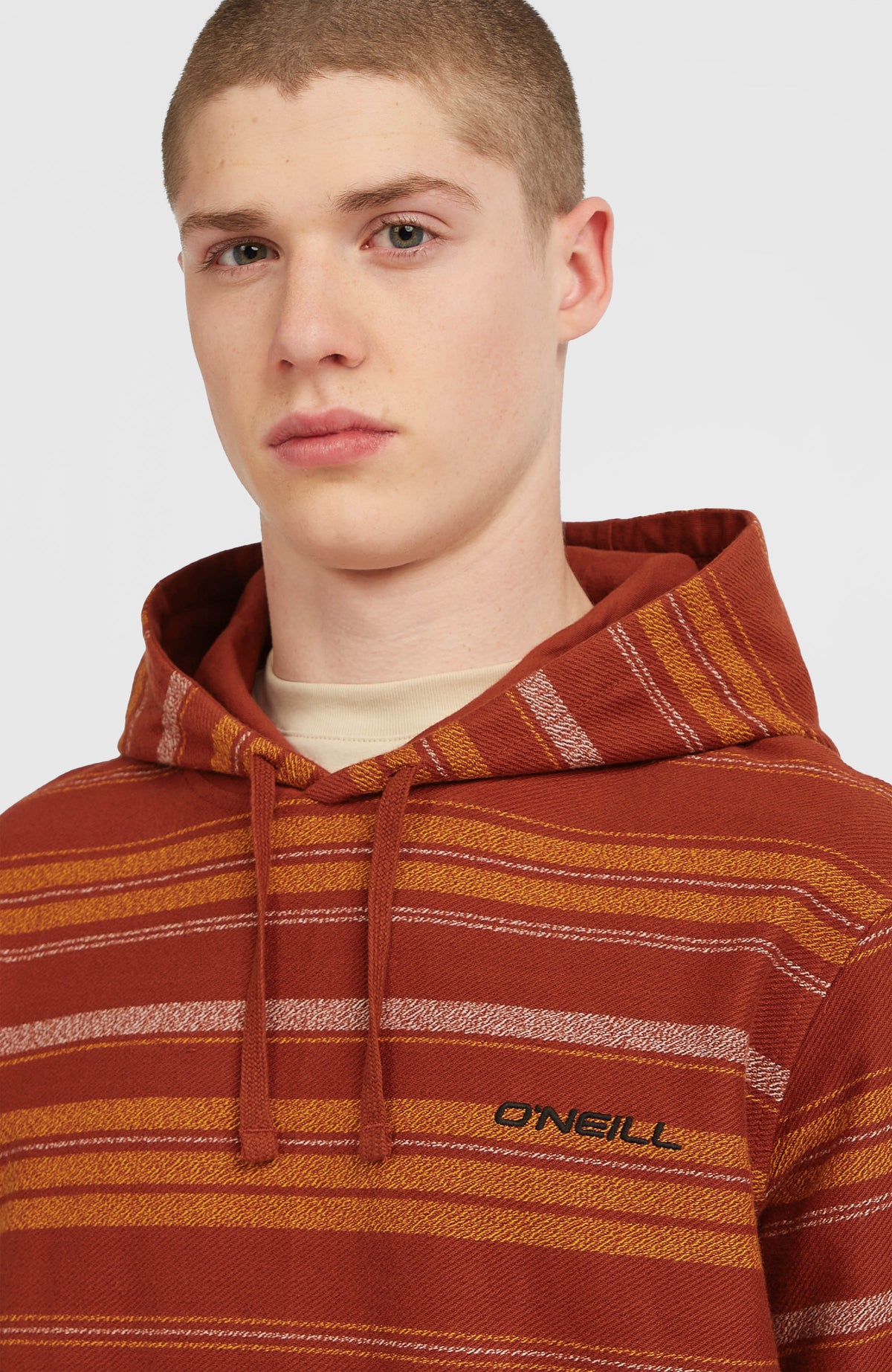Nahaufnahme von Kapuze, Kordelzug und Logo-Stickerei des braunen BAVARO HOODIE mit Streifenmuster