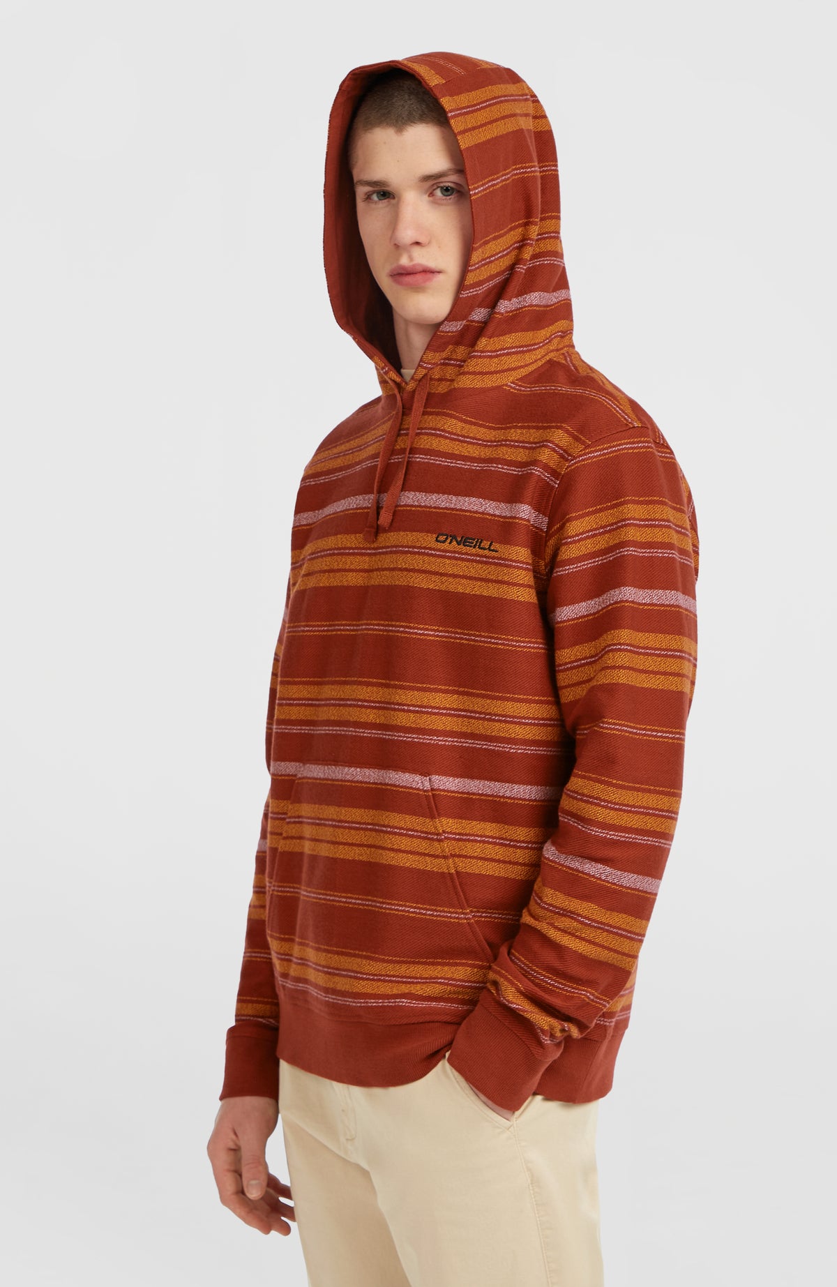 BAVARO HOODIE, braun mit Streifenmuster in Gelb und Weiß, Halbprofil mit aufgesetzter Kapuze am Model