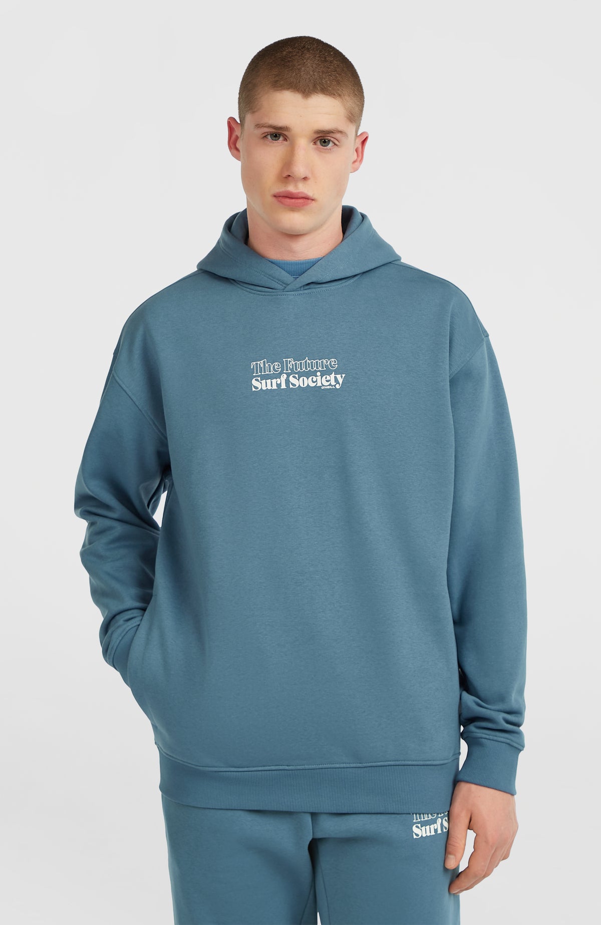 O'Neill Future Surf Society Hoodie für Herren, blau mit Schriftzug-Print in Weiß, Vorderansicht am Model
