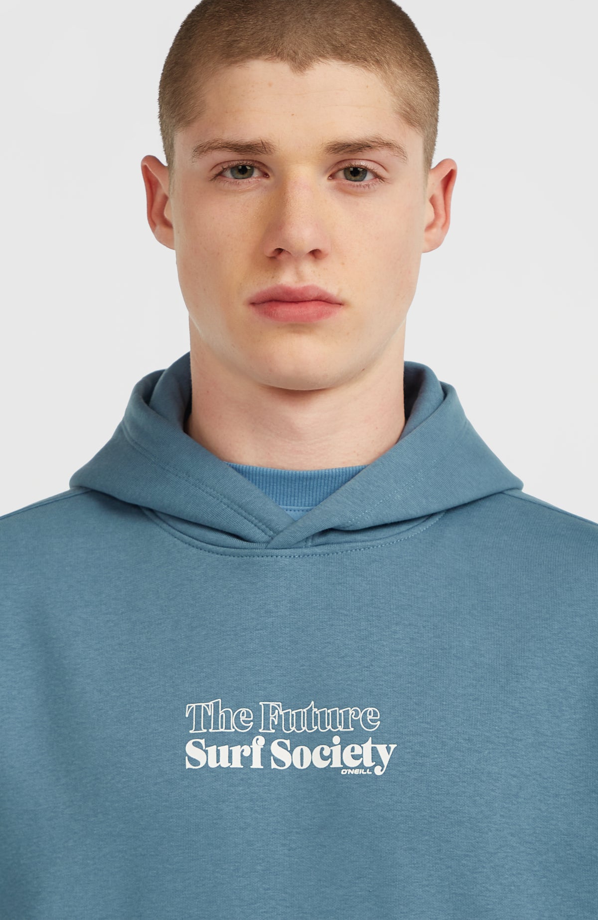 Nahaufnahme des Schriftzug-Prints auf der Brust des blauen Future Surf Society Hoodie für Herren