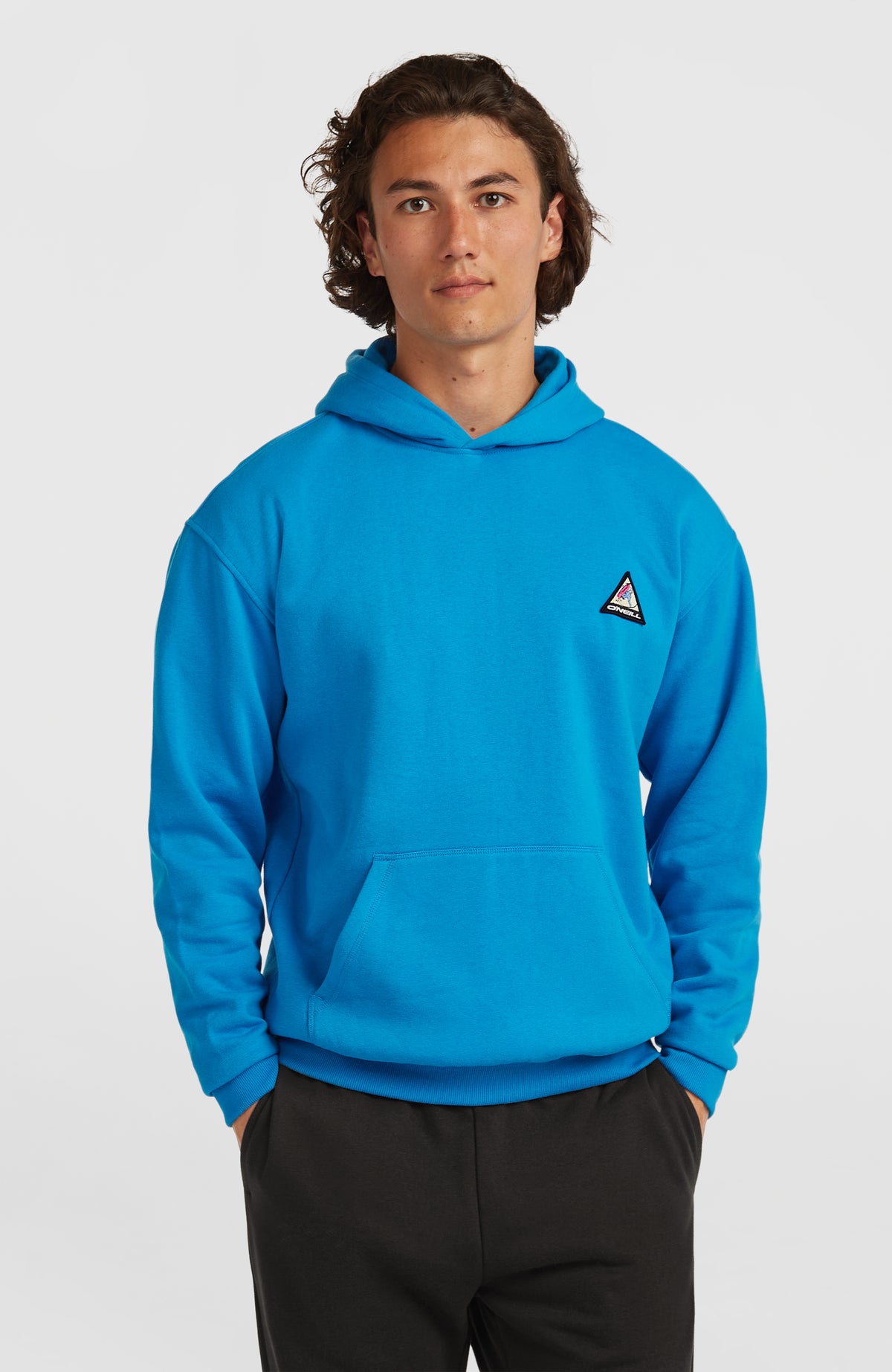 O'Neill FWC'Play Hoodie für Herren, blau, Vorderansicht am Model mit Kapuze und Kängurutasche