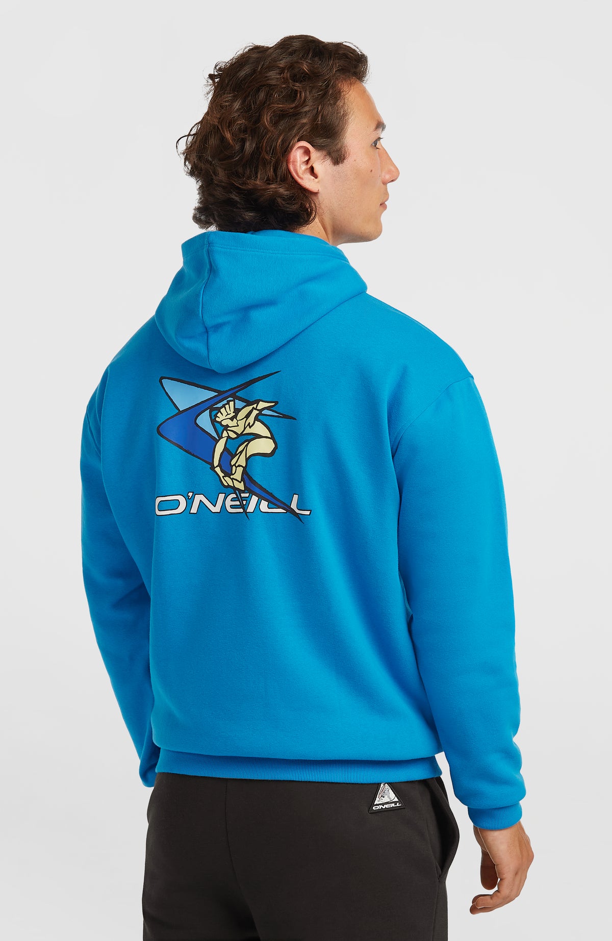 FWC'Play Hoodie für Herren, blau, Rückansicht am Model mit großem Rücken-Print und Kapuze