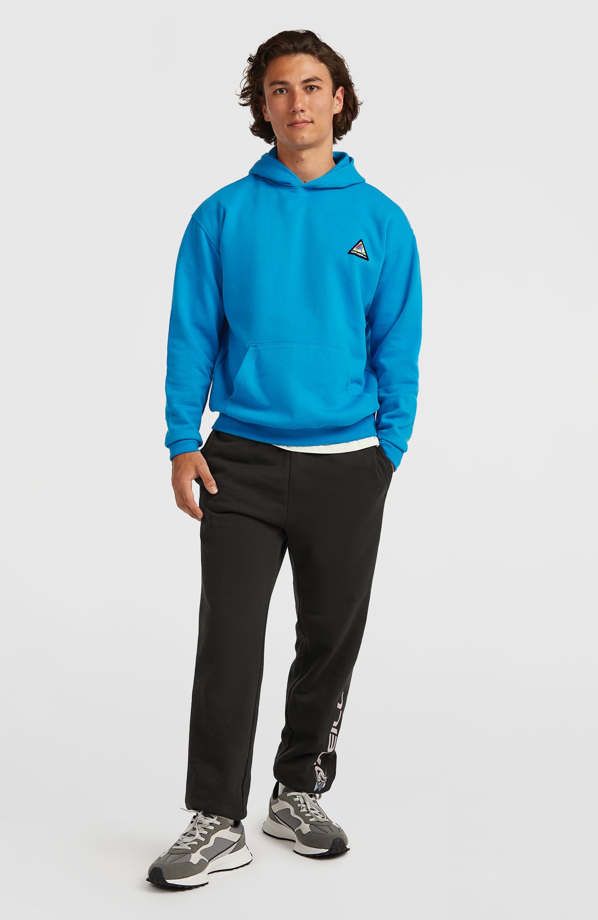 FWC'Play Hoodie für Herren, blau, Vorderansicht in voller Länge, getragen am Model
