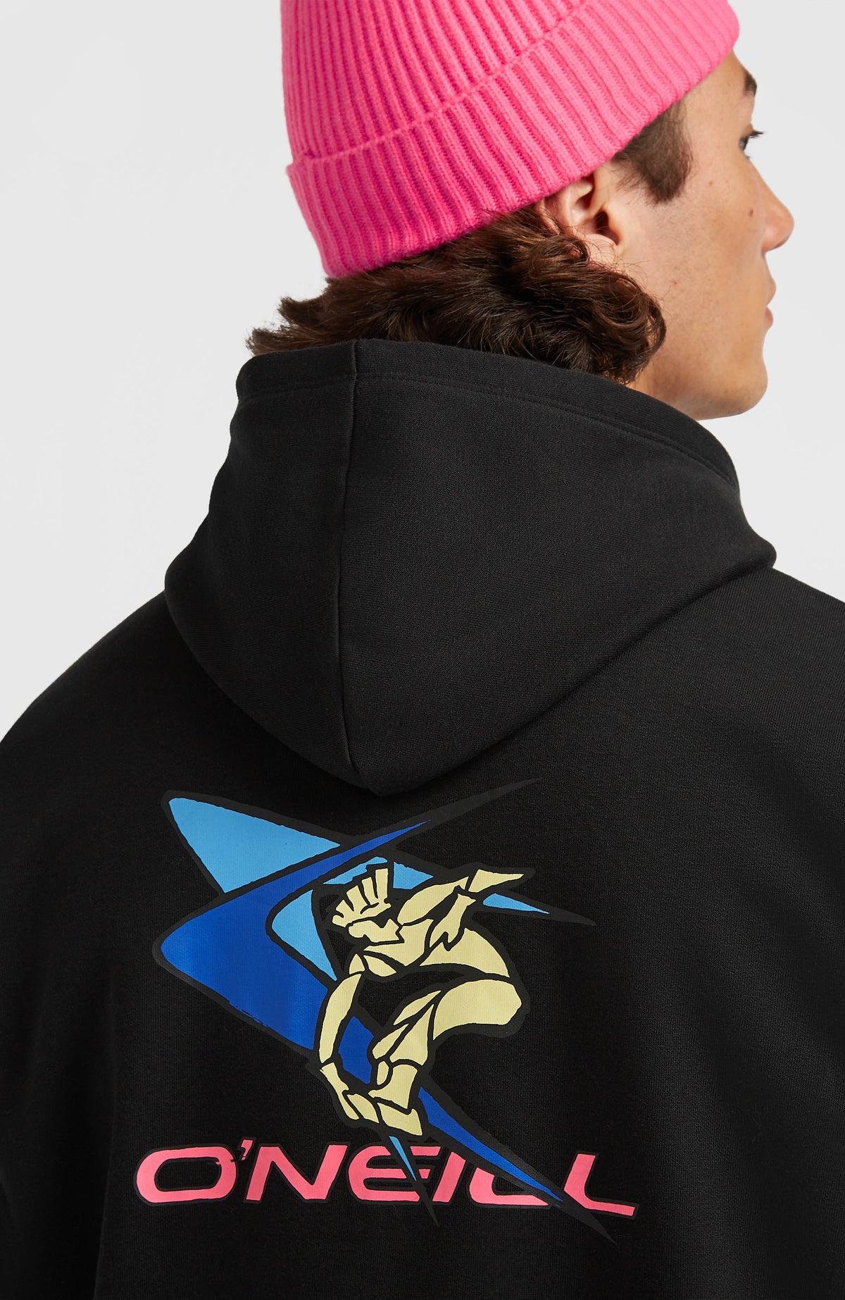 FWC'Play Hoodie für Herren, schwarz, Nahaufnahme der Rückseite am Model mit Grafik-Print