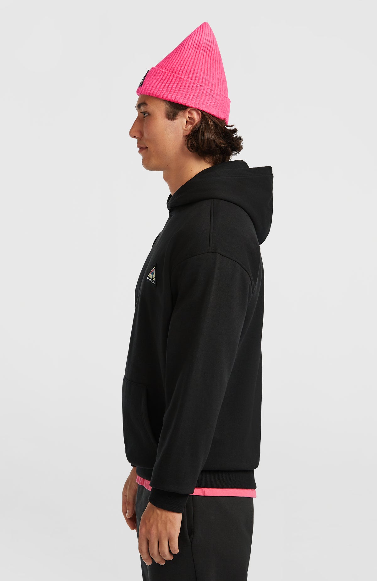 FWC'Play Hoodie für Herren, schwarz, Seitenansicht am Model mit Kapuze