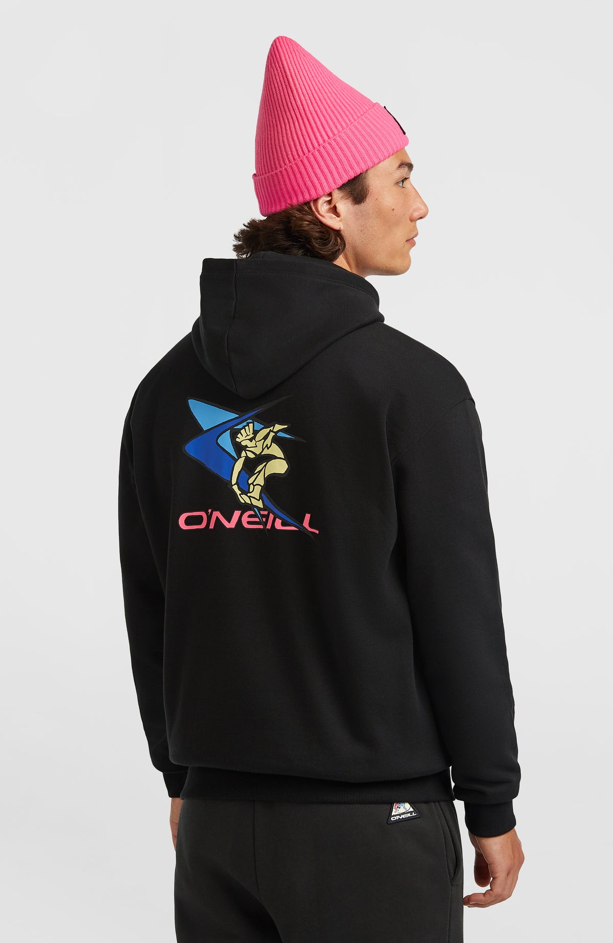 FWC'Play Hoodie für Herren, schwarz, Rückansicht am Model mit mehrfarbigem Print