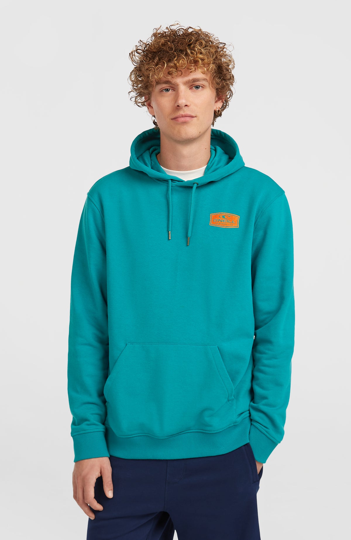 O'Neill Graphic Hoodie für Herren, blau mit Logo-Patch in Orange, Vorderansicht am Model mit Kängurutasche
