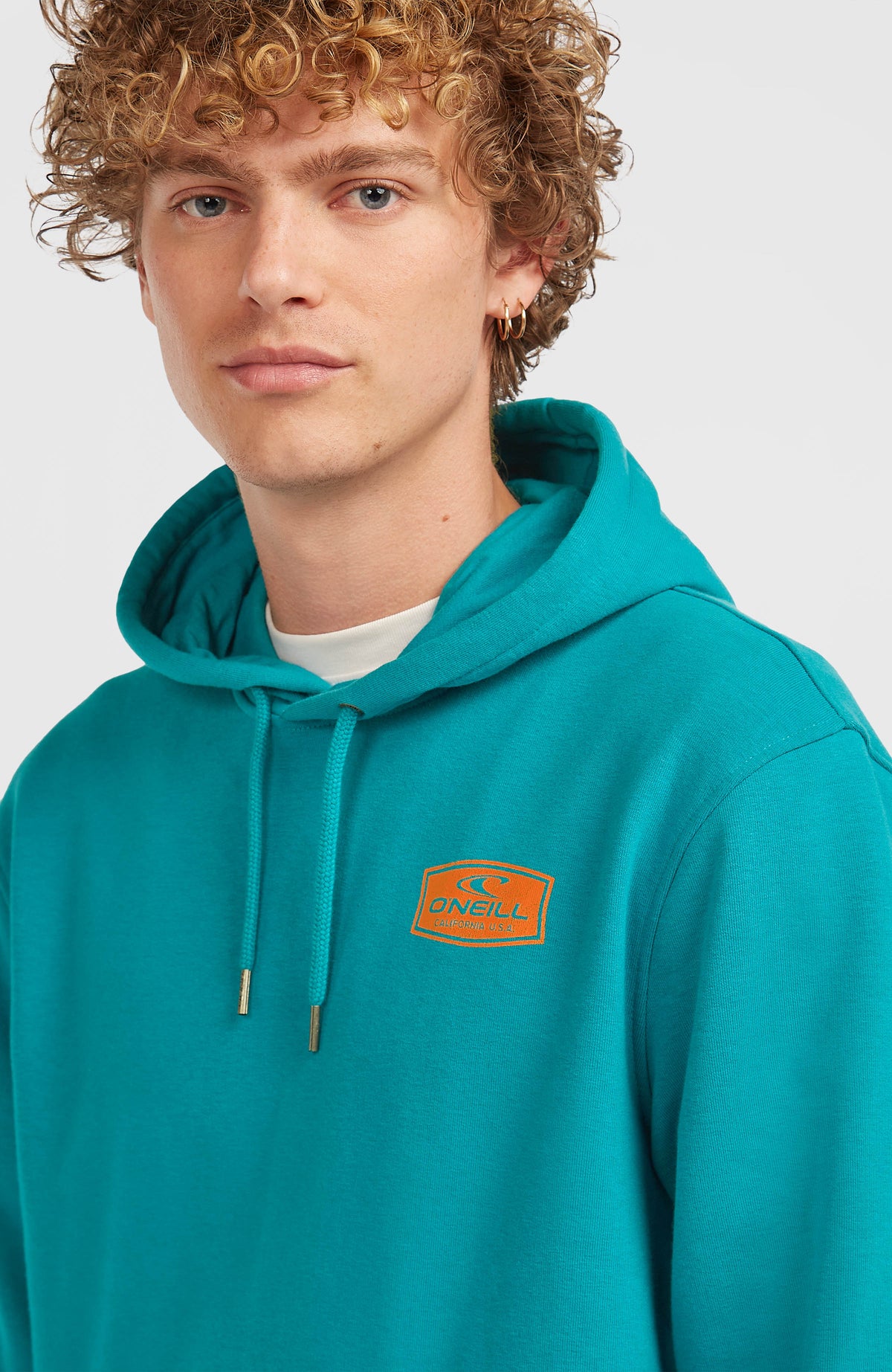Nahaufnahme von Ausschnitt und Kordelzug des blauen Graphic Hoodie für Herren mit Logo-Patch in Orange
