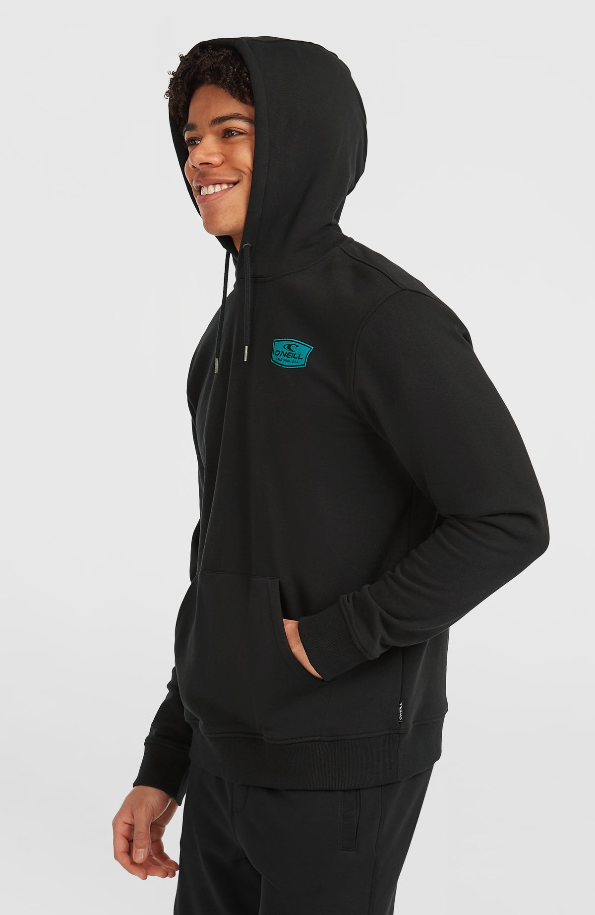 Graphic Hoodie für Herren, schwarz mit Logo-Print in Türkis, Seitenansicht mit aufgesetzter Kängurutasche