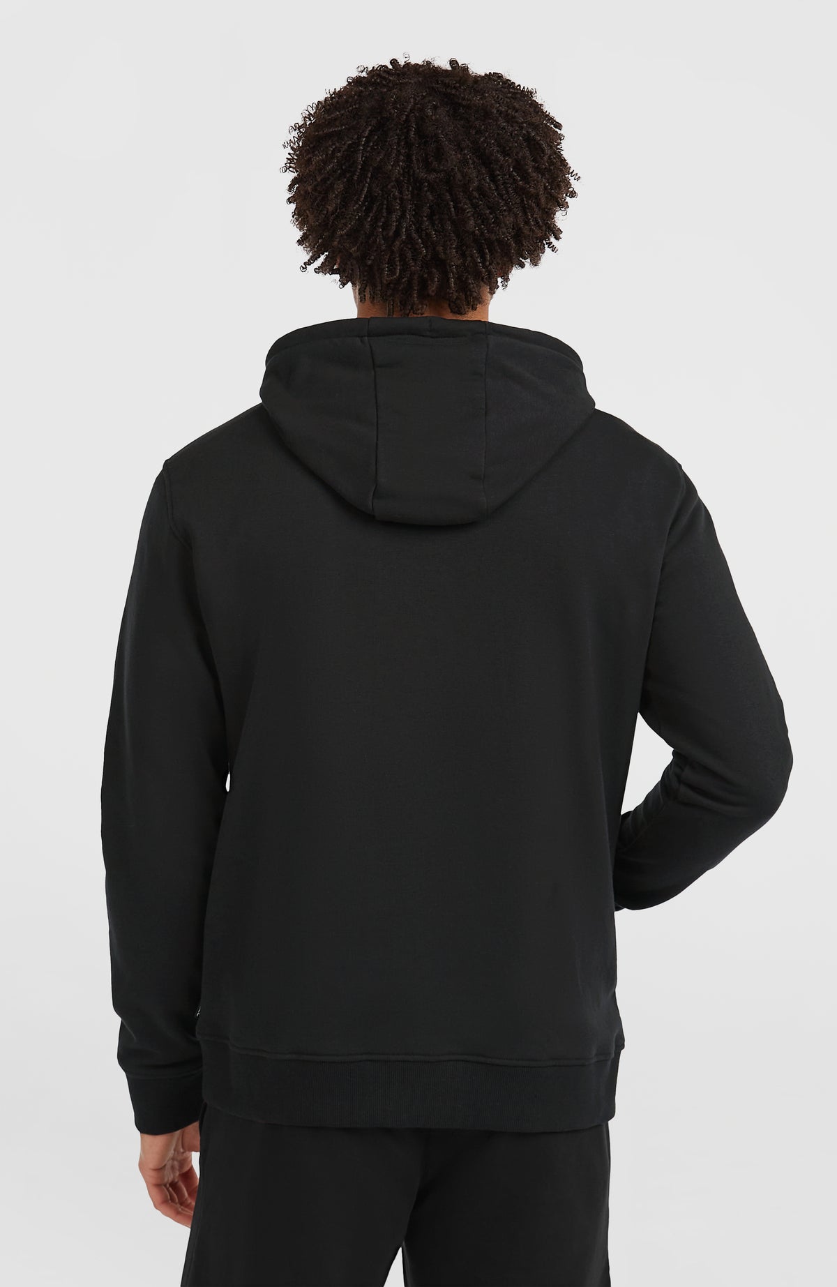 Graphic Hoodie für Herren, schwarz mit Logo-Print in Türkis, Rückansicht am Model