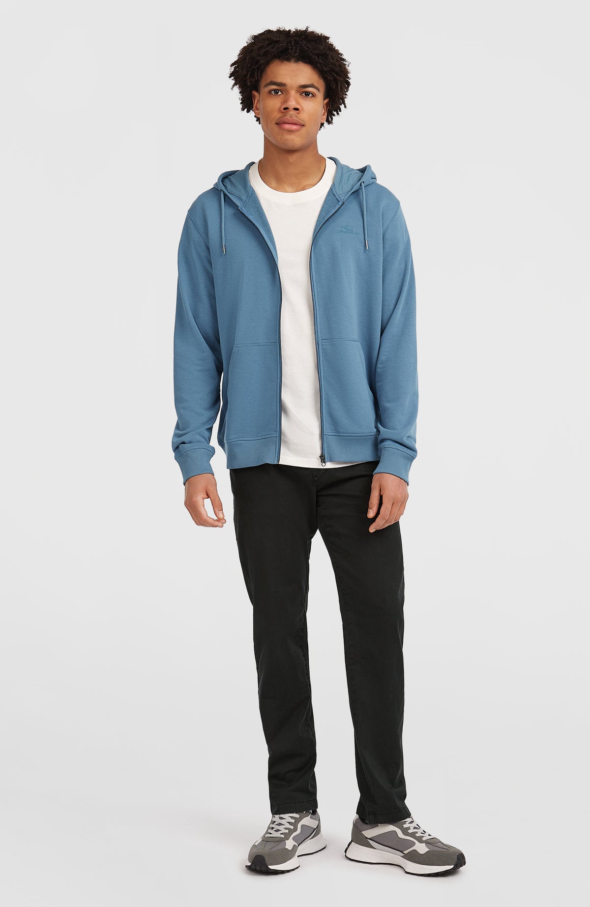 Blaue Small Logo Kapuzenjacke für Herren, Ganzkörperansicht am Model mit offen getragenem Reißverschluss