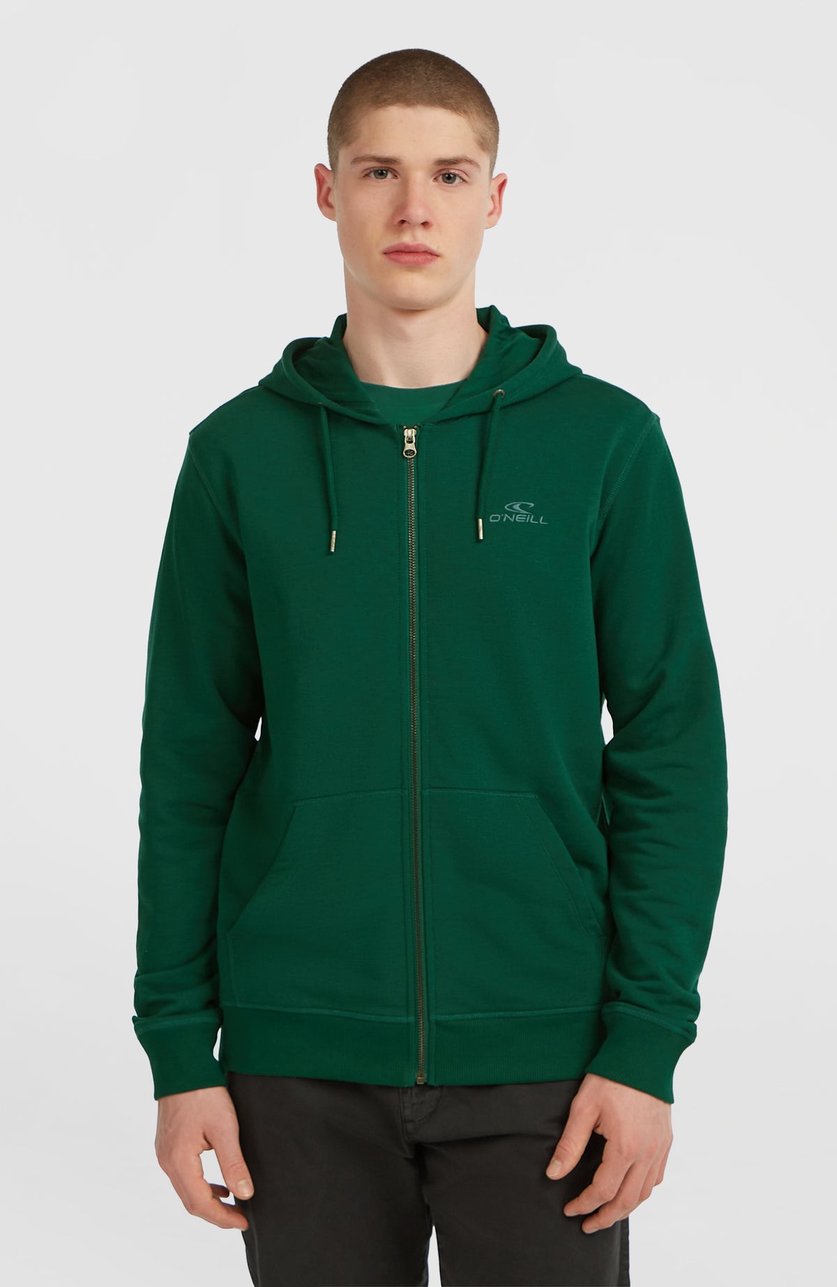 O'Neill Small Logo Kapuzenjacke mit Reißverschluss für Herren, grün, Vorderansicht am Model mit geteilter Kängurutasche