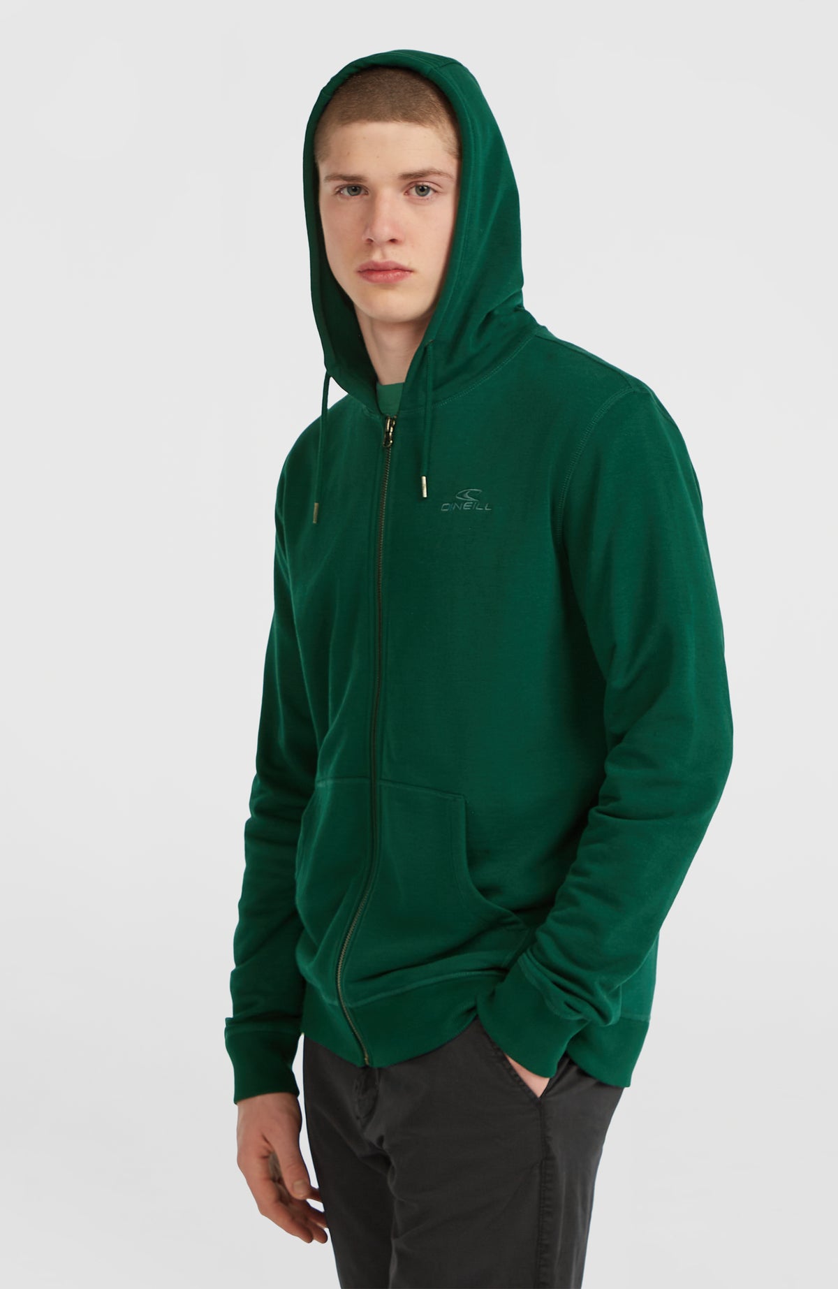 Grüne Small Logo Kapuzenjacke für Herren, Halbprofil am Model mit aufgesetzter Kapuze und seitlichen Eingrifftaschen