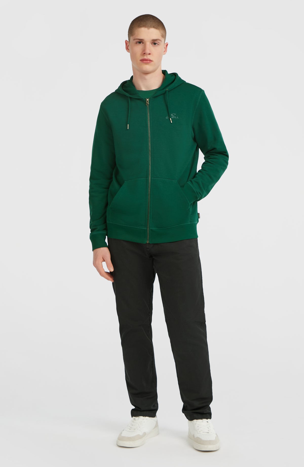Grüne Small Logo Kapuzenjacke für Herren, Ganzkörperansicht am Model von vorne mit Reißverschluss und Taschen