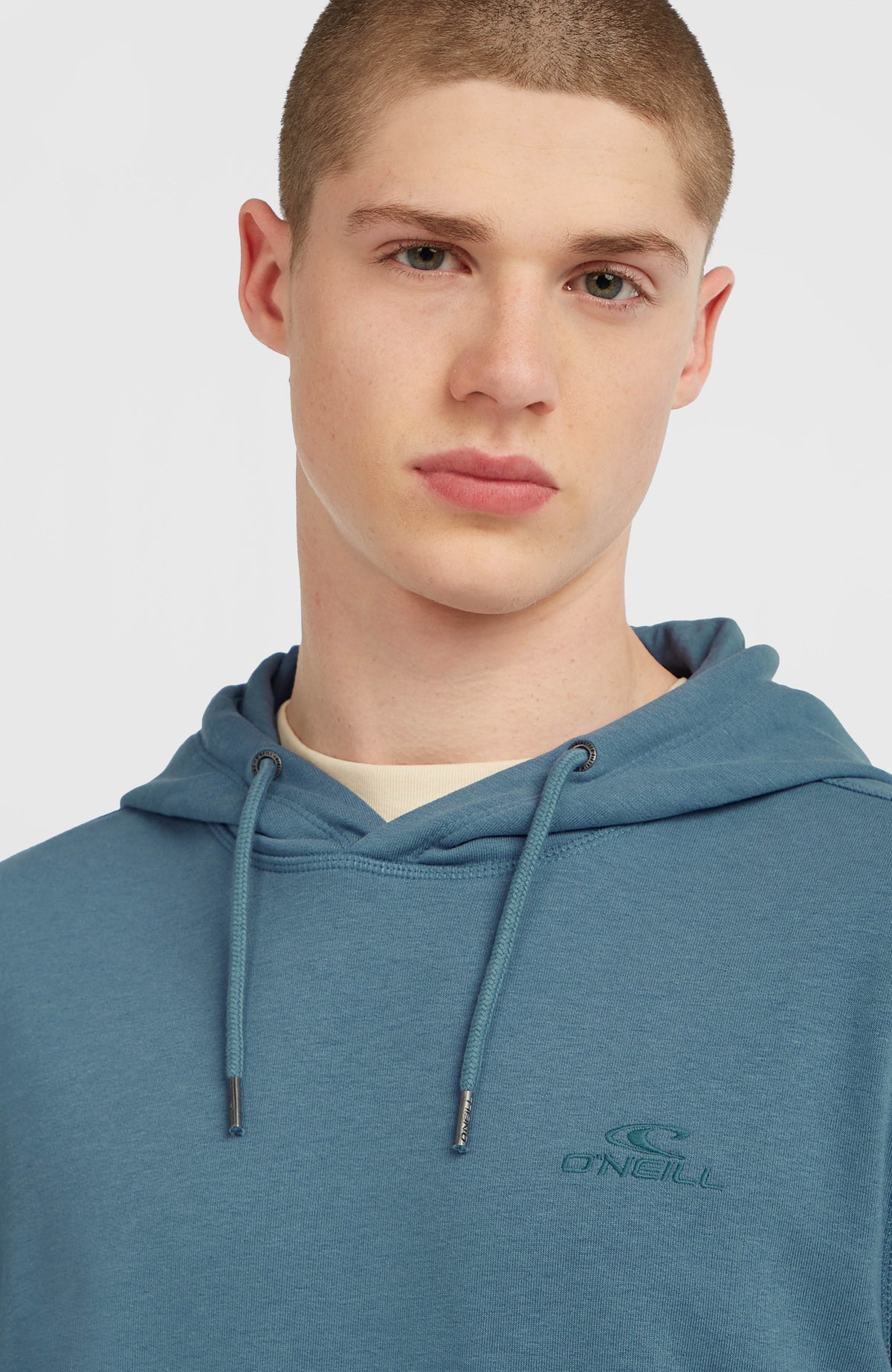 Small Logo Hoodie für Herren, blau, Nahaufnahme von Kordelzug und kleinem Logo-Schriftzug am Model