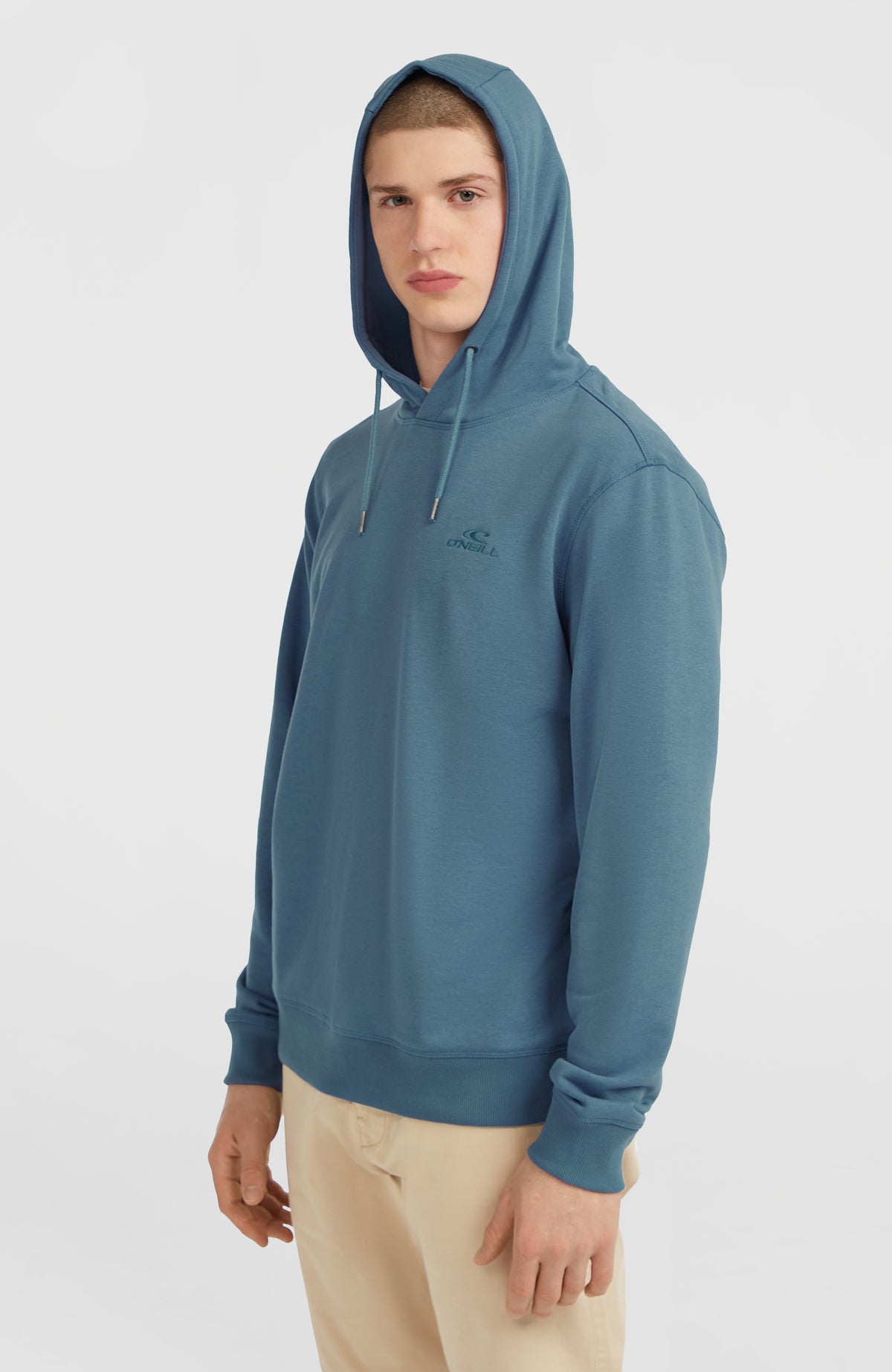 Small Logo Hoodie für Herren, blau, Dreiviertelansicht am Model mit aufgesetzter Kapuze