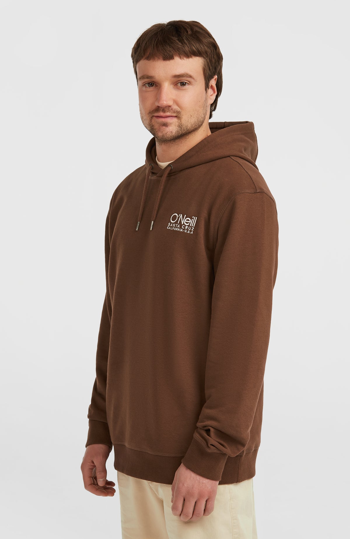 Original Cali Logo Hoodie für Herren, braun mit Logo-Print in Weiß, seitliche Ansicht am Model