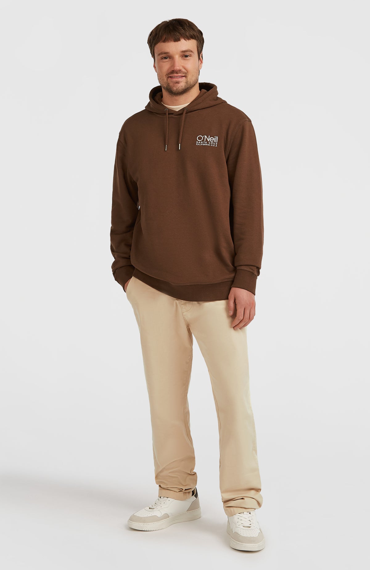 Original Cali Logo Hoodie für Herren, braun mit Logo-Print in Weiß, Ganzkörperansicht am Model
