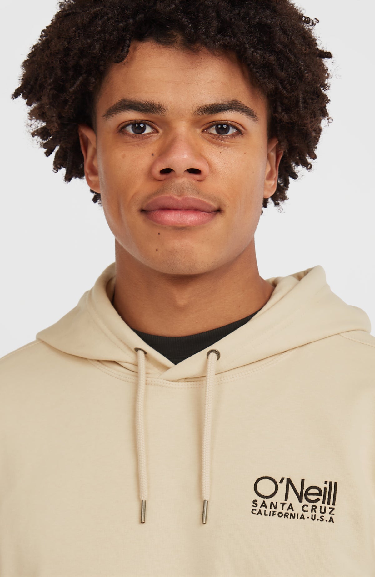 Original Cali Logo Hoodie für Herren in Beige mit Logo-Print in Schwarz, Nahaufnahme von Kragen und Kordelzug