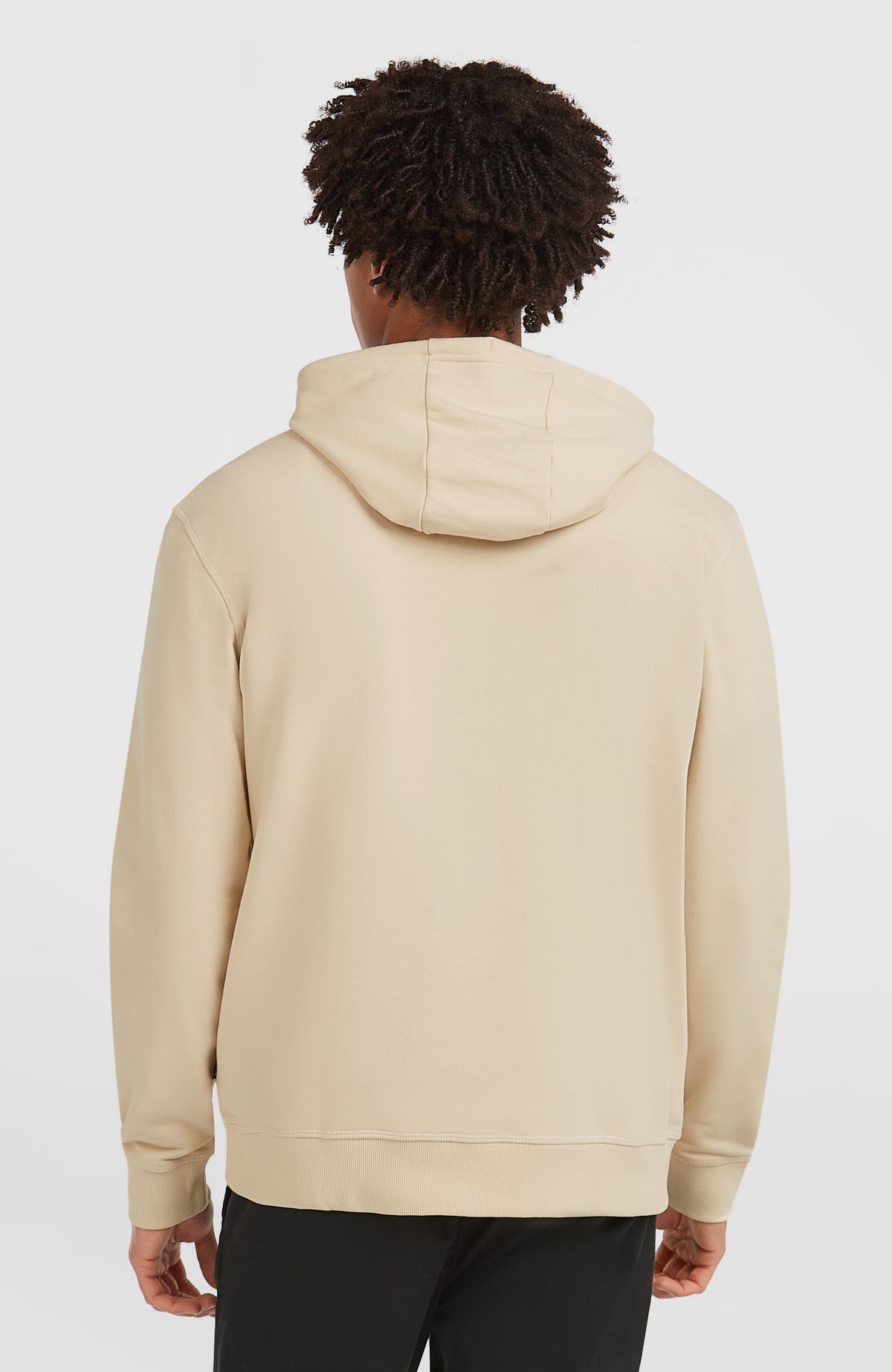 Original Cali Logo Hoodie für Herren, beige mit Logo-Print in Schwarz, Rückansicht mit Kapuze, getragen am Model