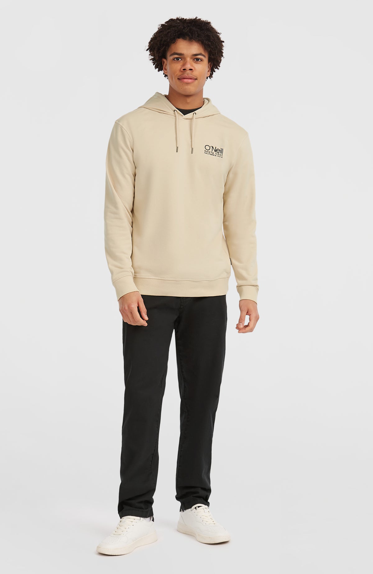 Original Cali Logo Hoodie für Herren, beige mit Logo-Print in Schwarz, Ganzkörperansicht von vorne am Model