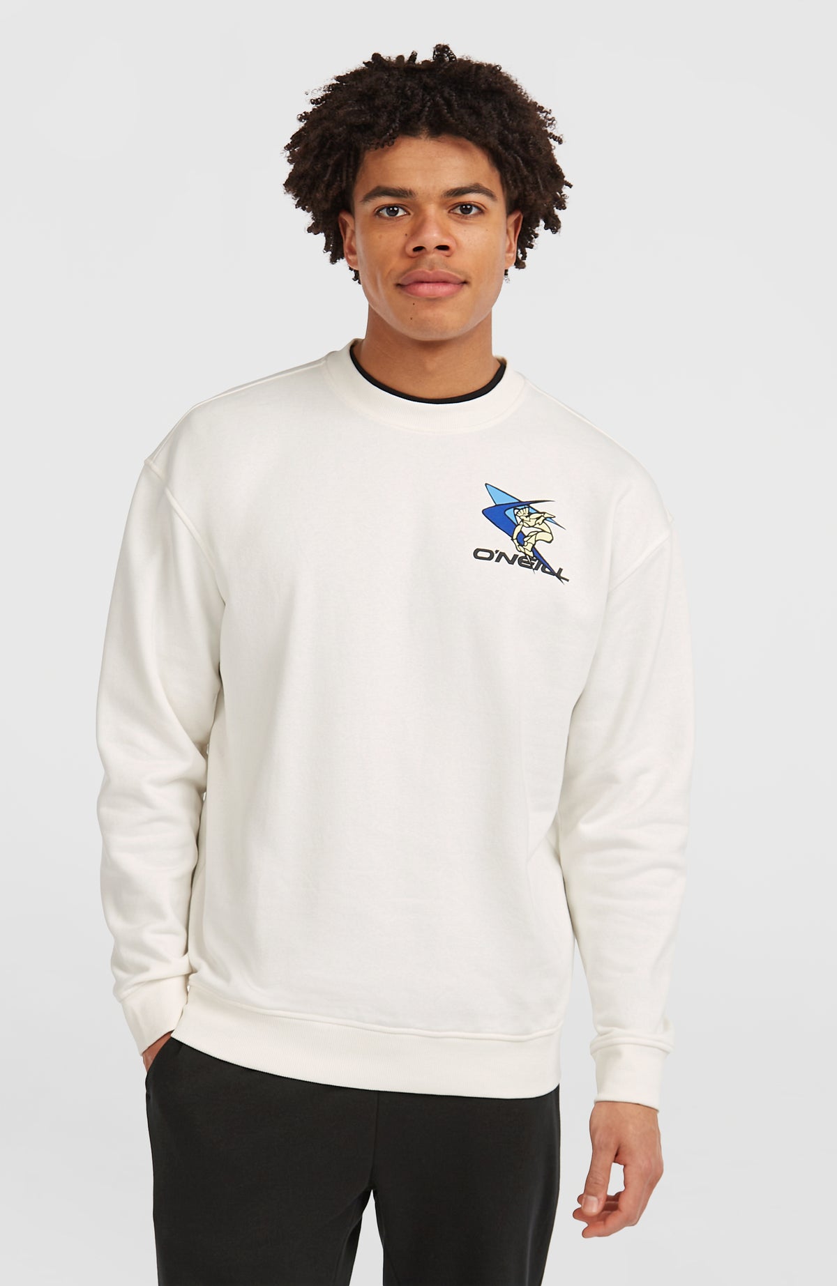 O'Neill FWC'Play Crew Sweatshirt für Herren, weiß mit Grafik-Print in Blau und Schwarz, Vorderansicht am Model