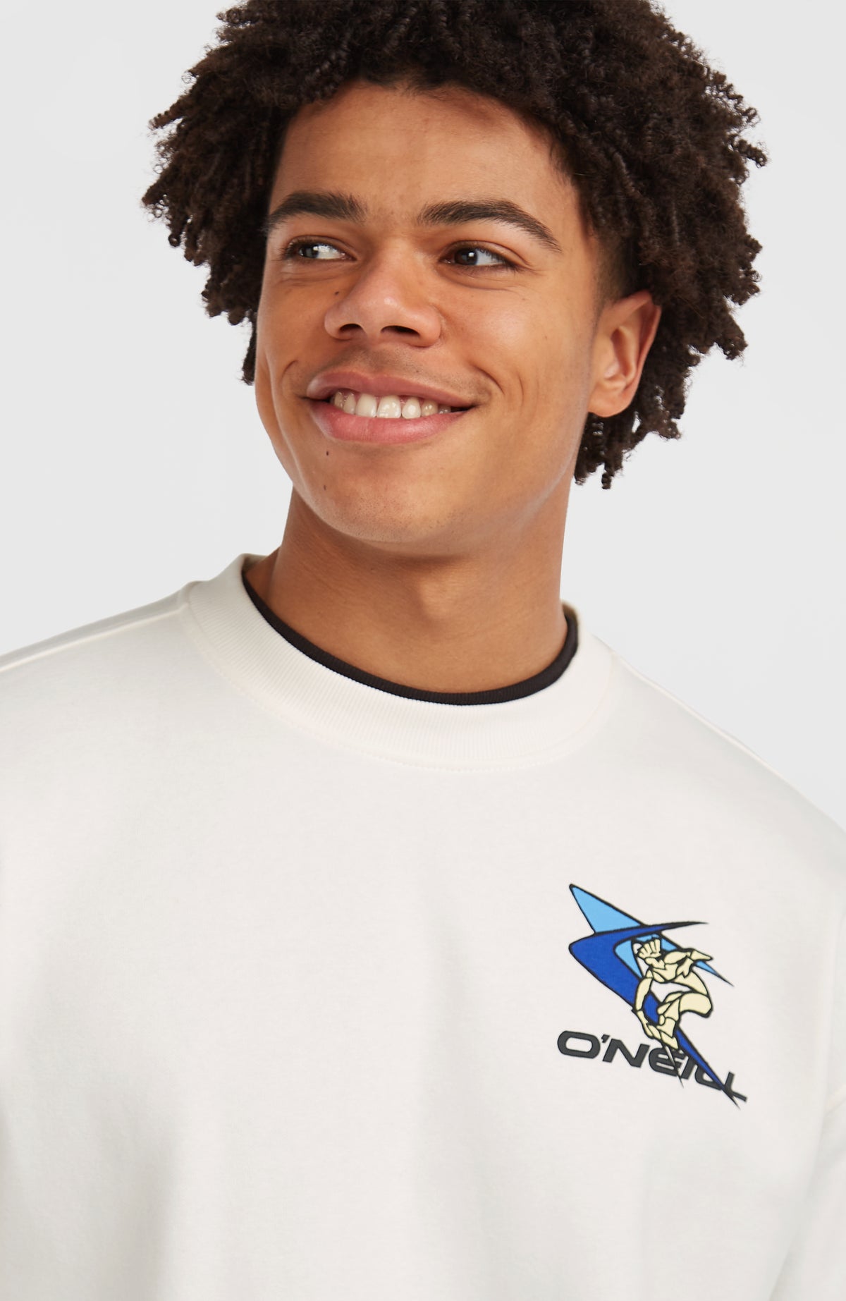 Nahaufnahme von Rundhalsausschnitt und Grafik-Print des weißen FWC'Play Crew Sweatshirt für Herren